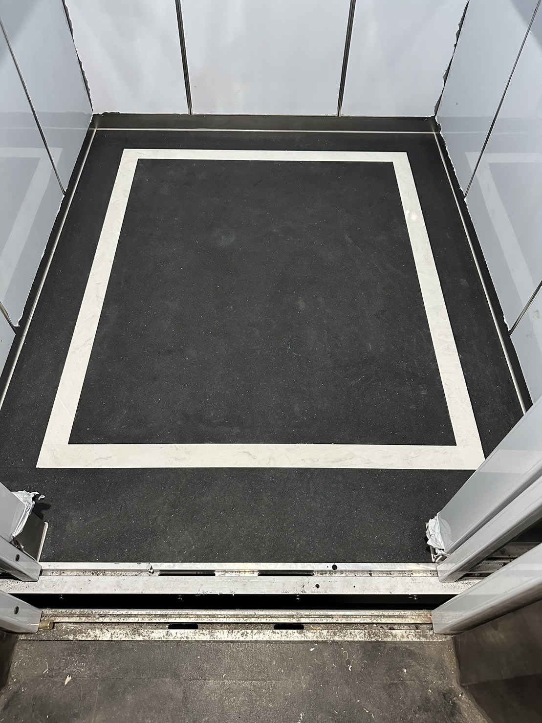 電梯車廂-主體印度黑水沖仿+滾邊雅士白