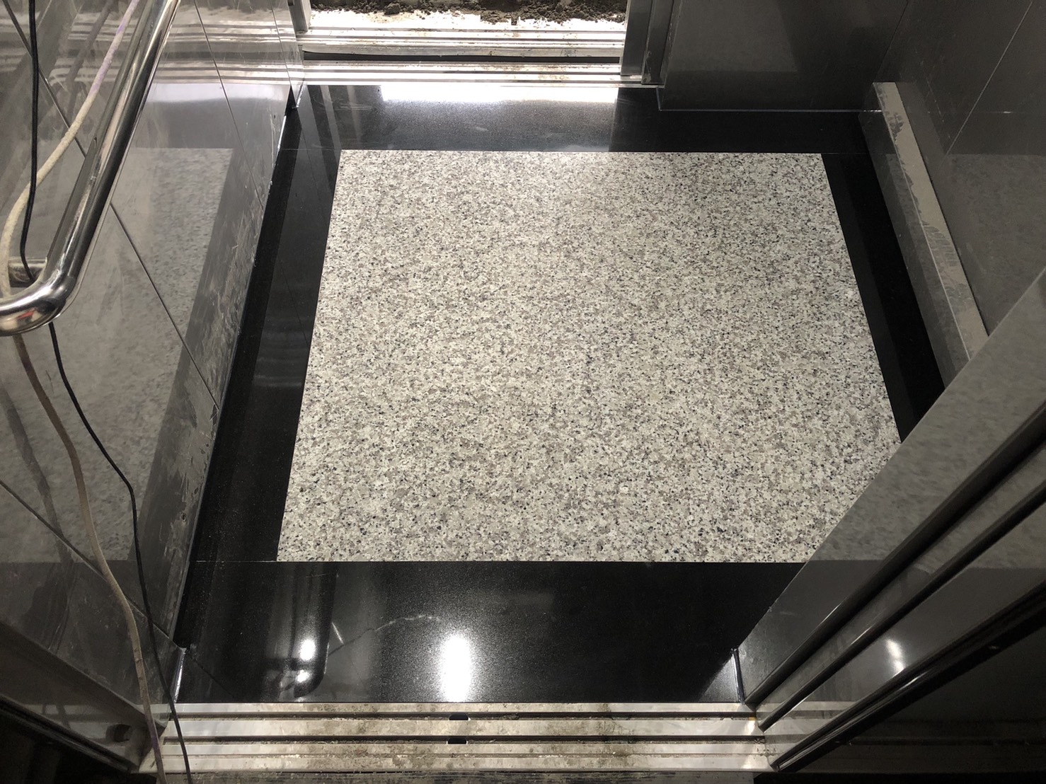 #439石材+印度黑-車廂地坪