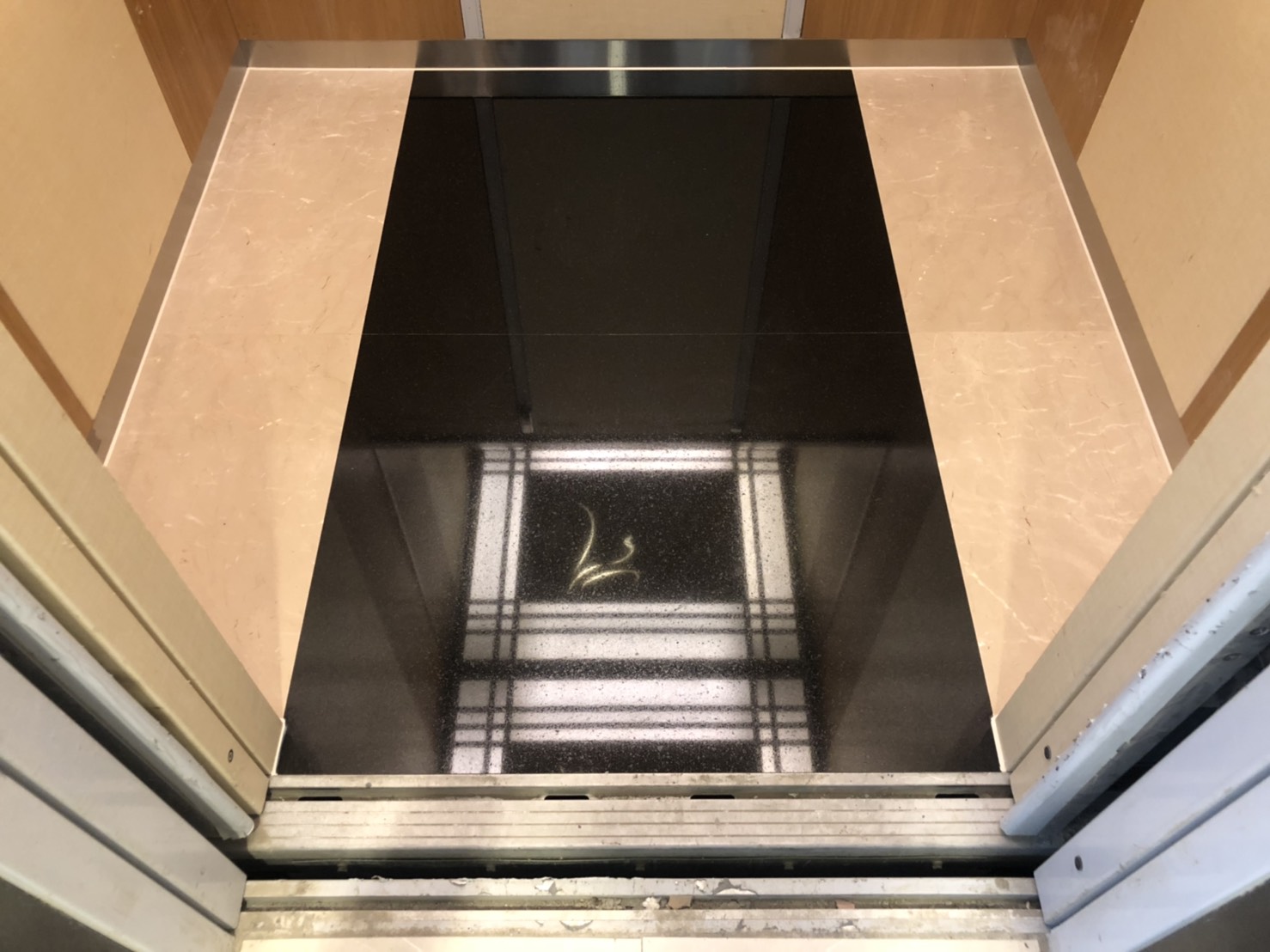 玄關主體印度黑+滾邊沙浪米黃