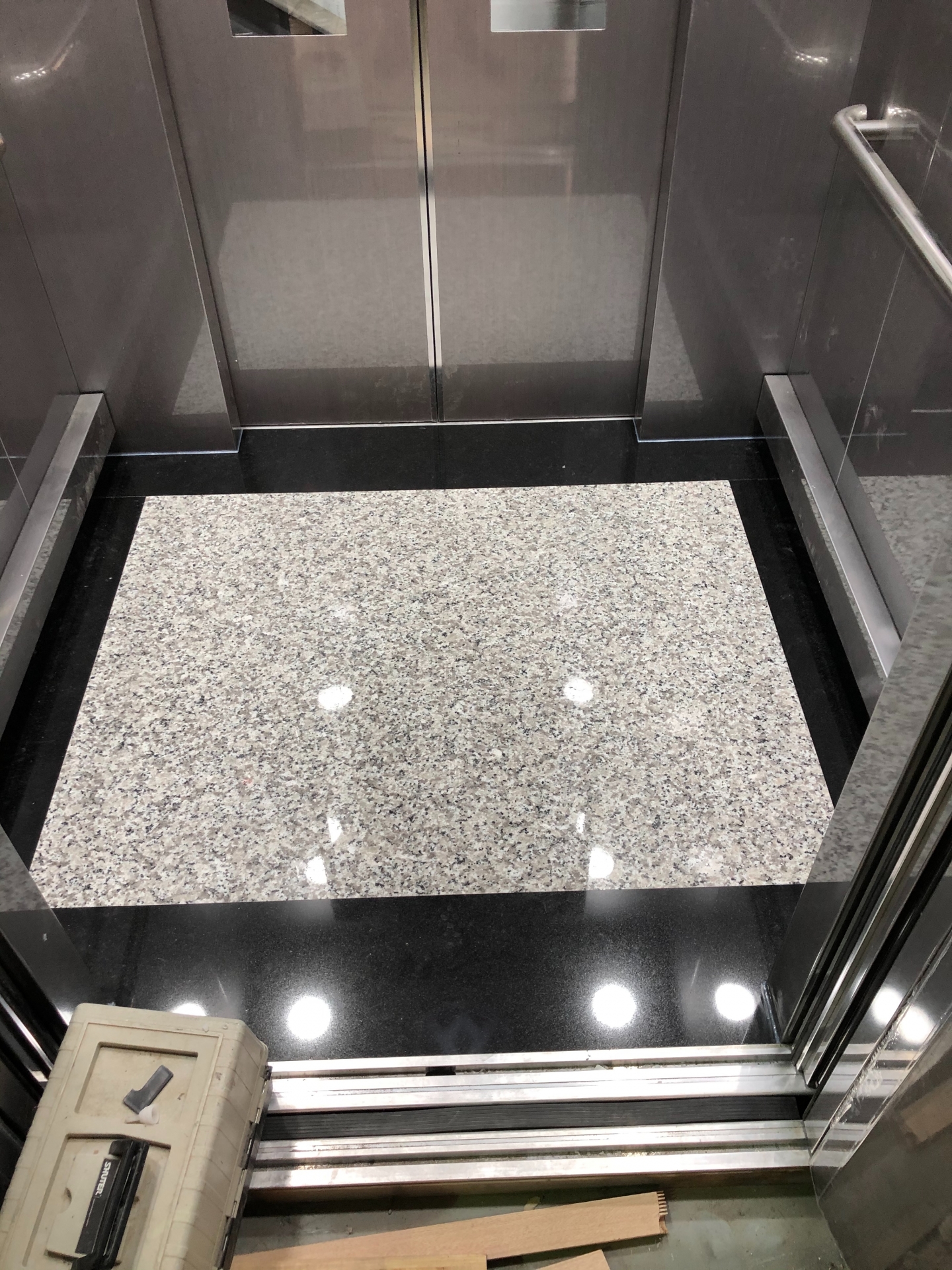 主體439+滾邊印度黑-玄關地坪