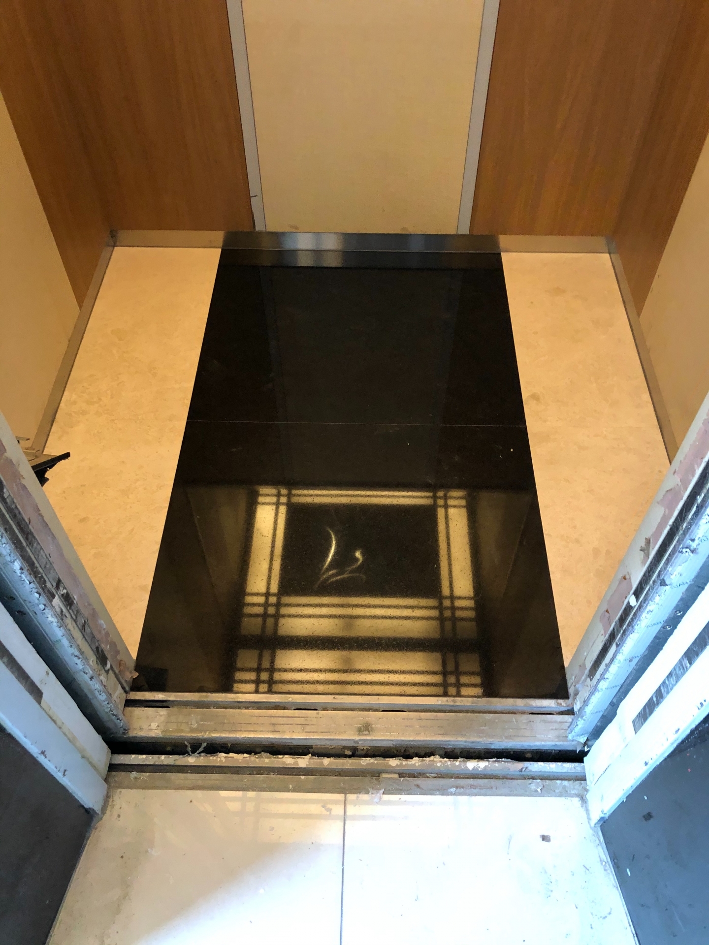 電梯車廂-印度黑+日光玫瑰