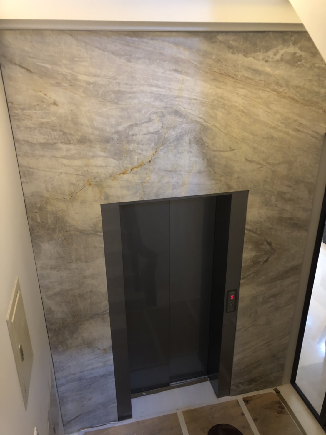 緬甸玉-電梯框牆面