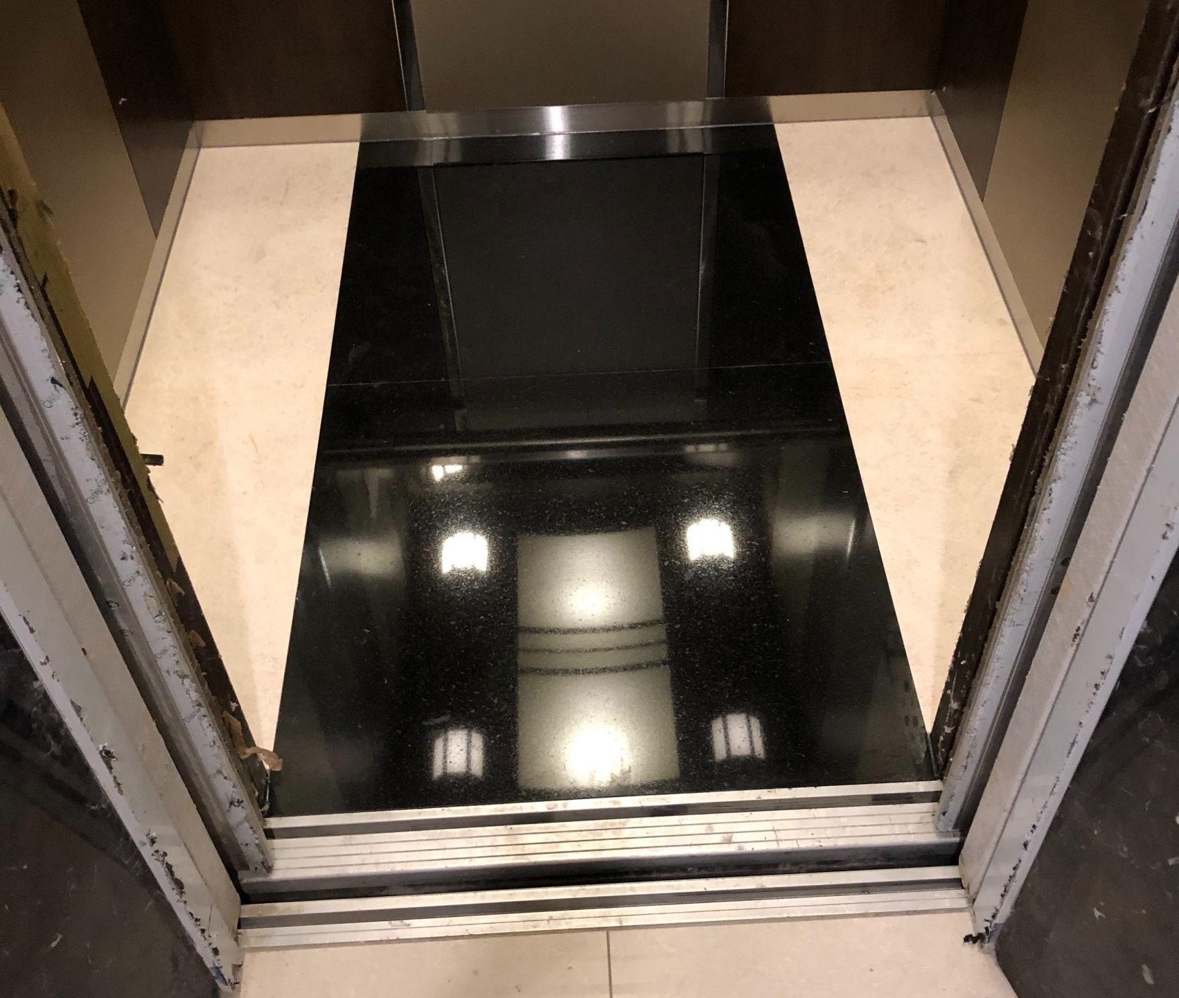 電梯車廂-印度黑+日光玫瑰