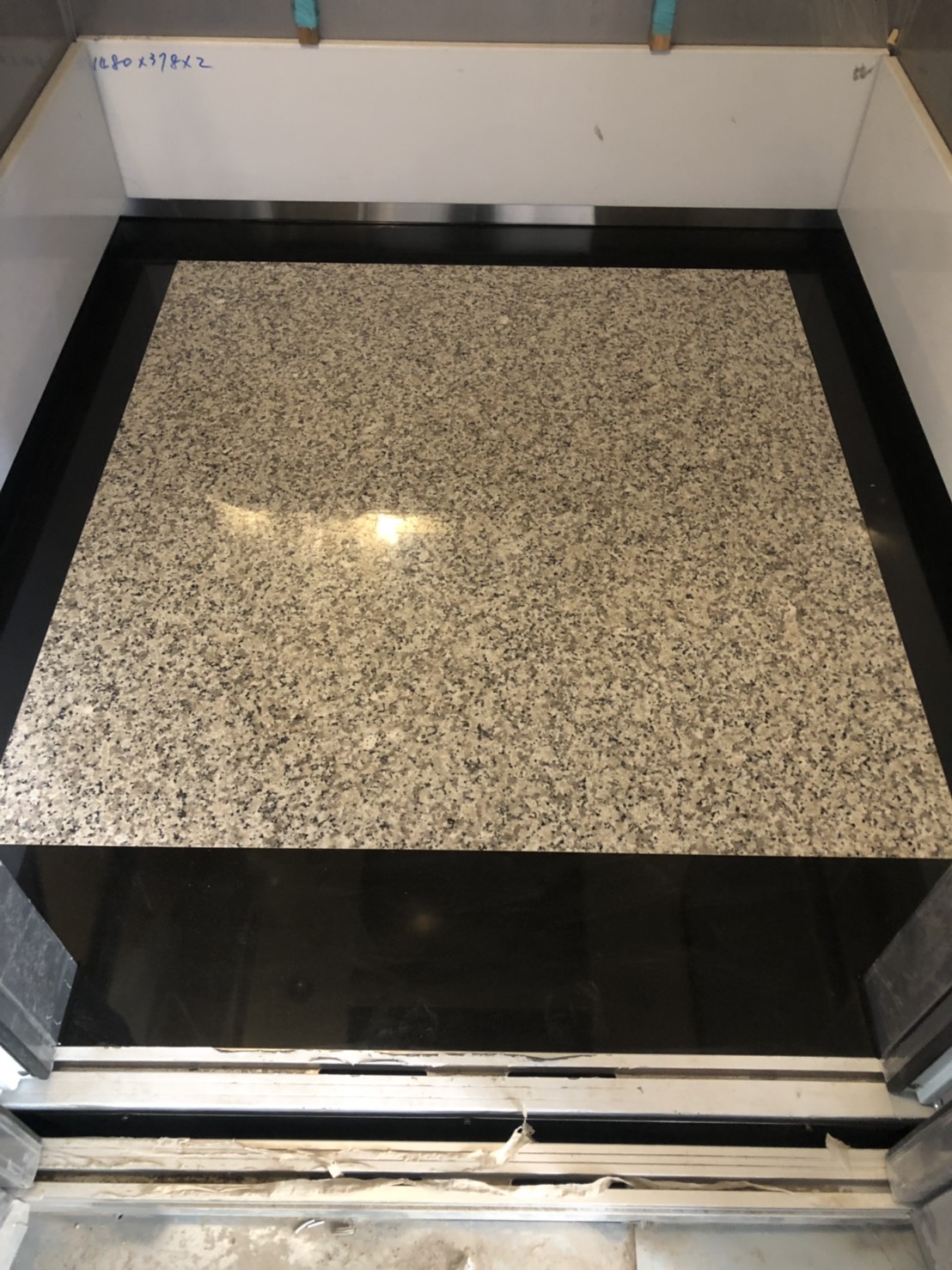 主體439+滾邊印度黑-玄關地坪