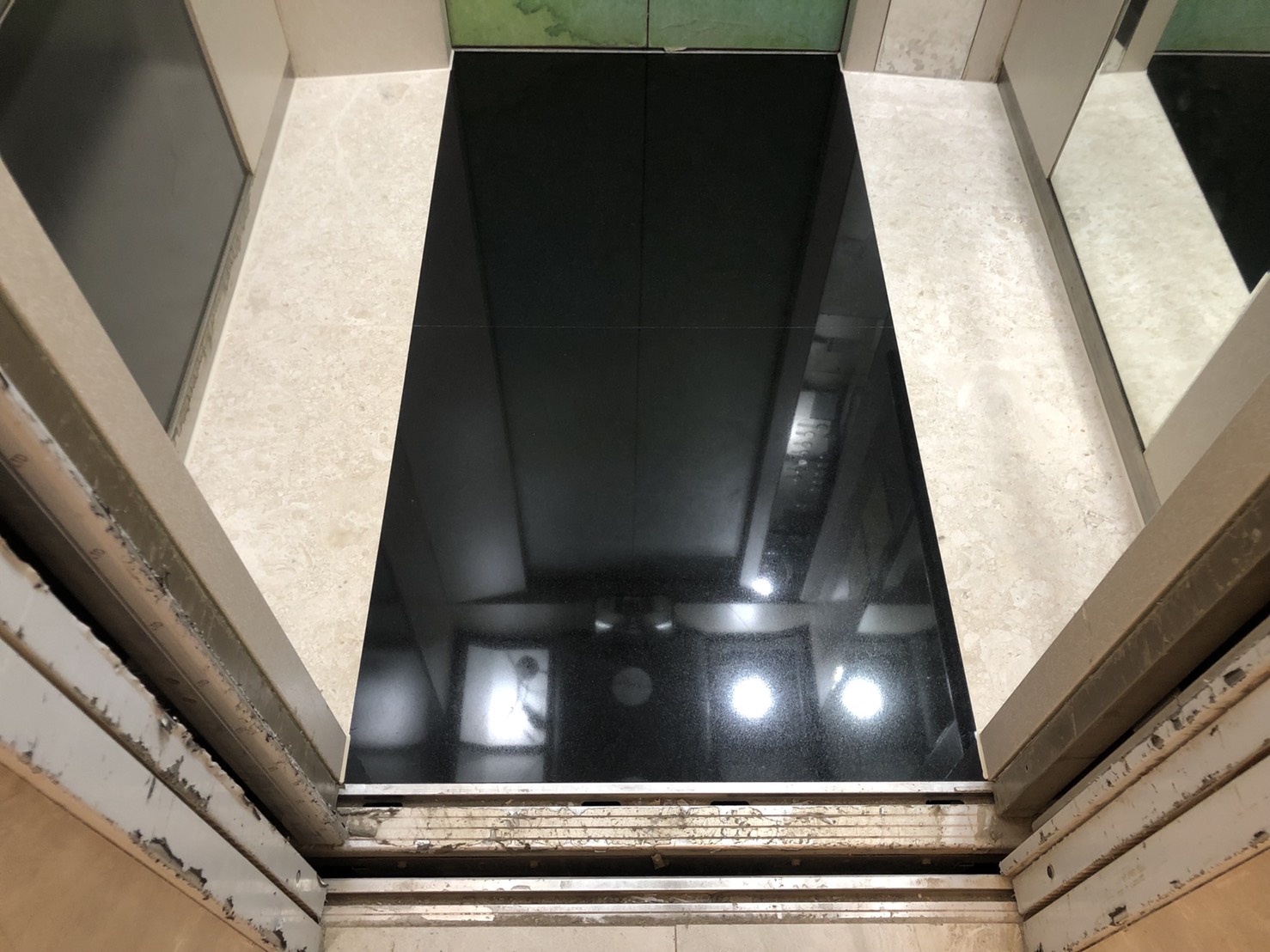 主體印度黑+滾邊日光玫瑰-電梯車廂地坪