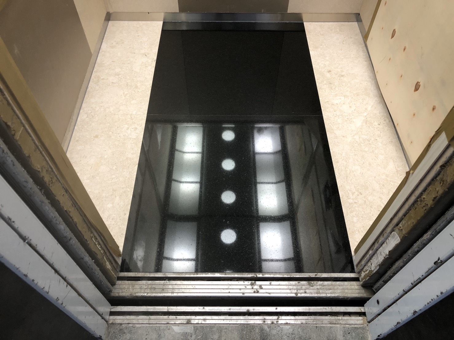 電梯車廂-印度黑+日光玫瑰