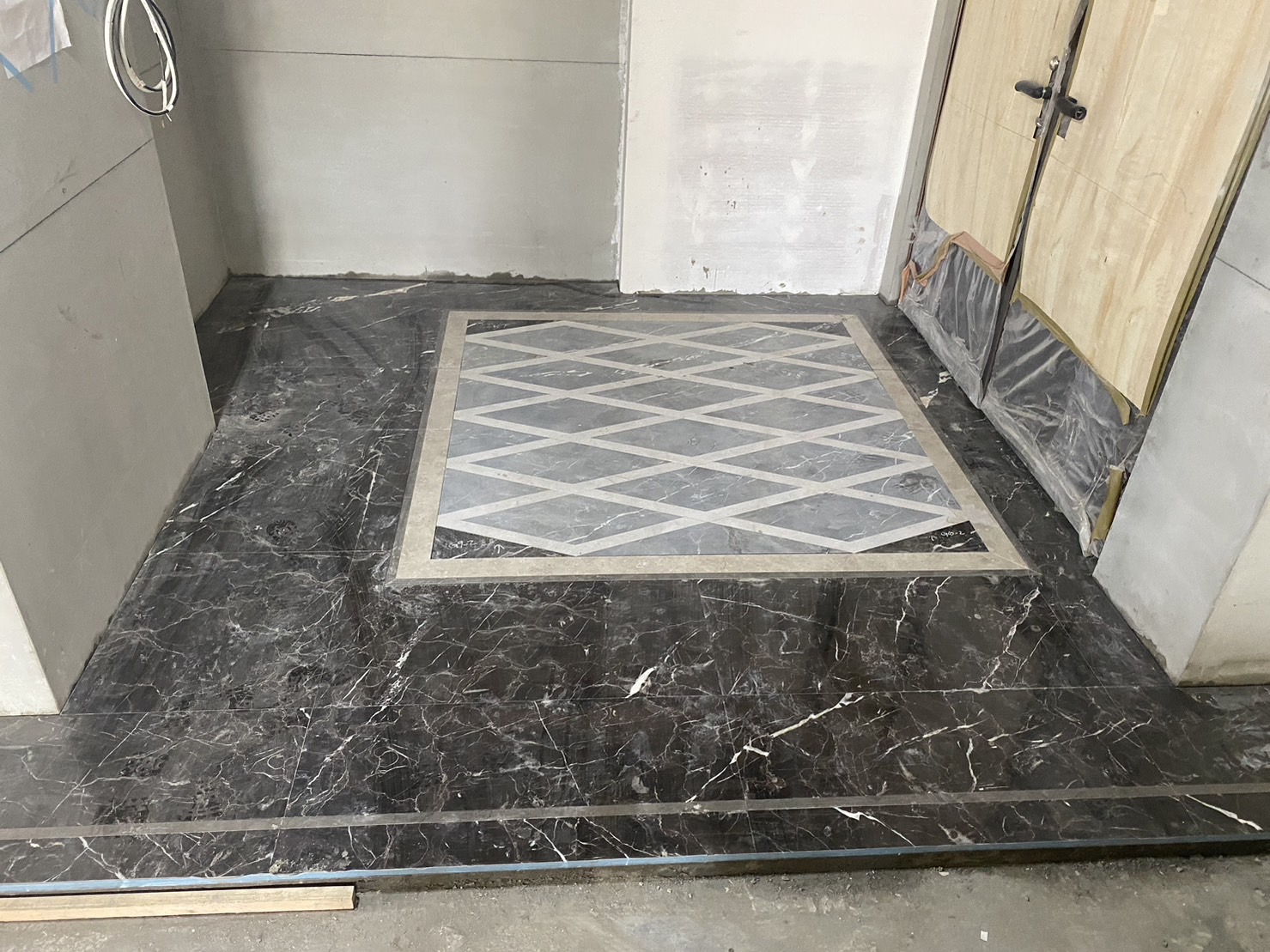 玄關地坪黑金鋒+松柏石+波斯灰