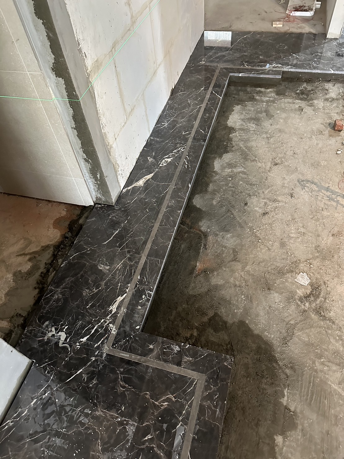 客廳滾邊-黑金鋒+松柏石