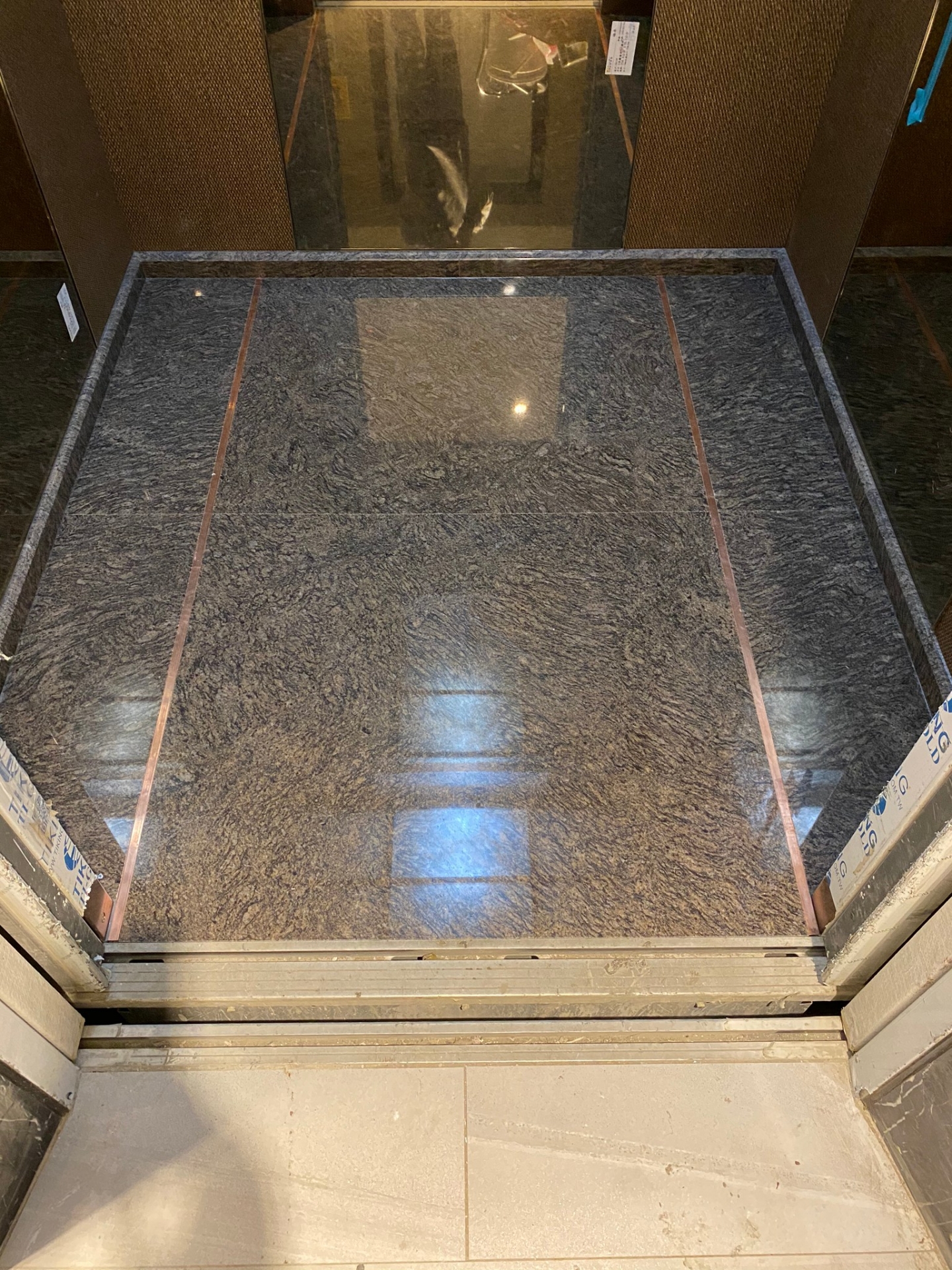 車廂地坪+崁銅條