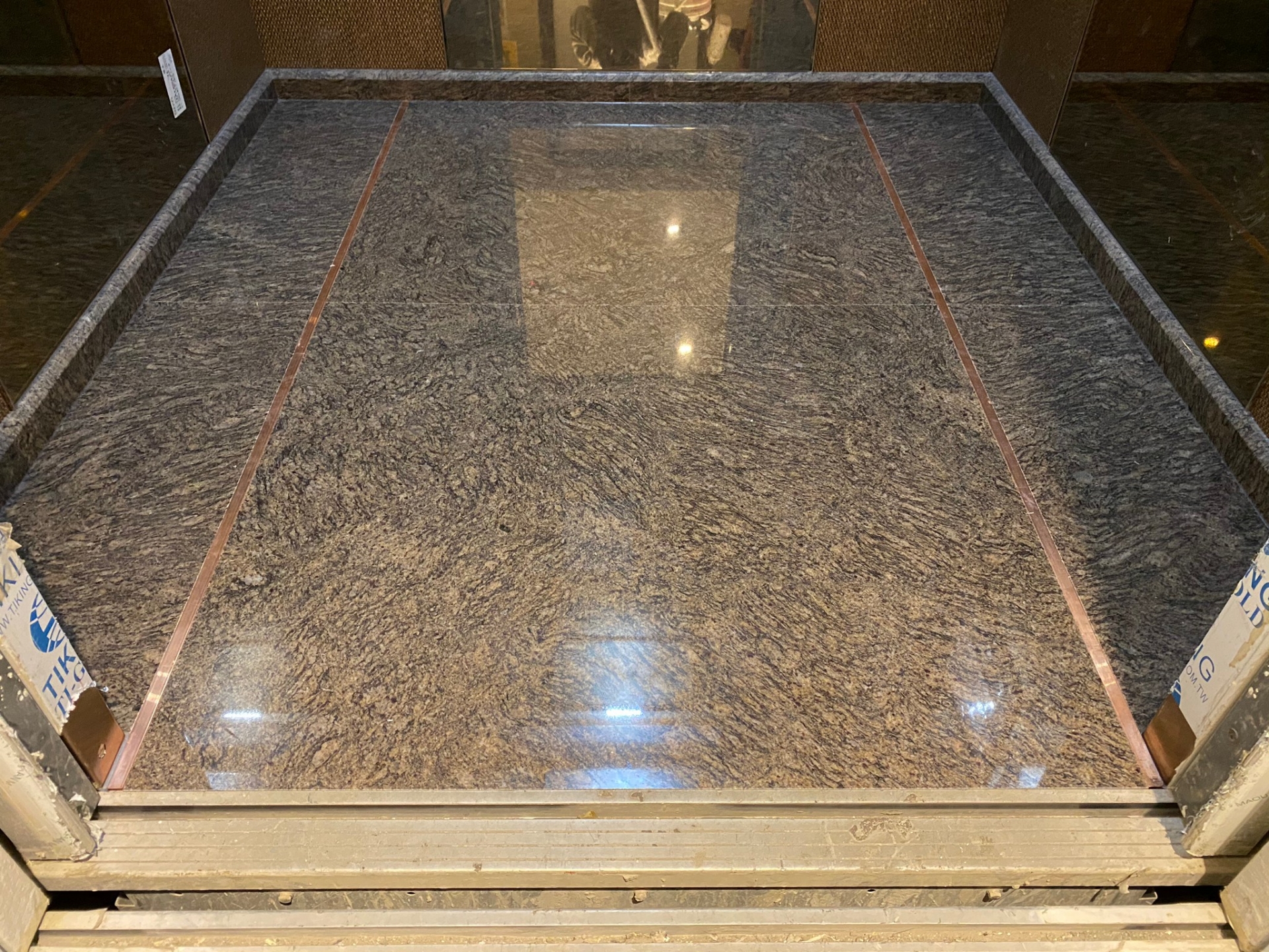 車廂地坪+崁銅條