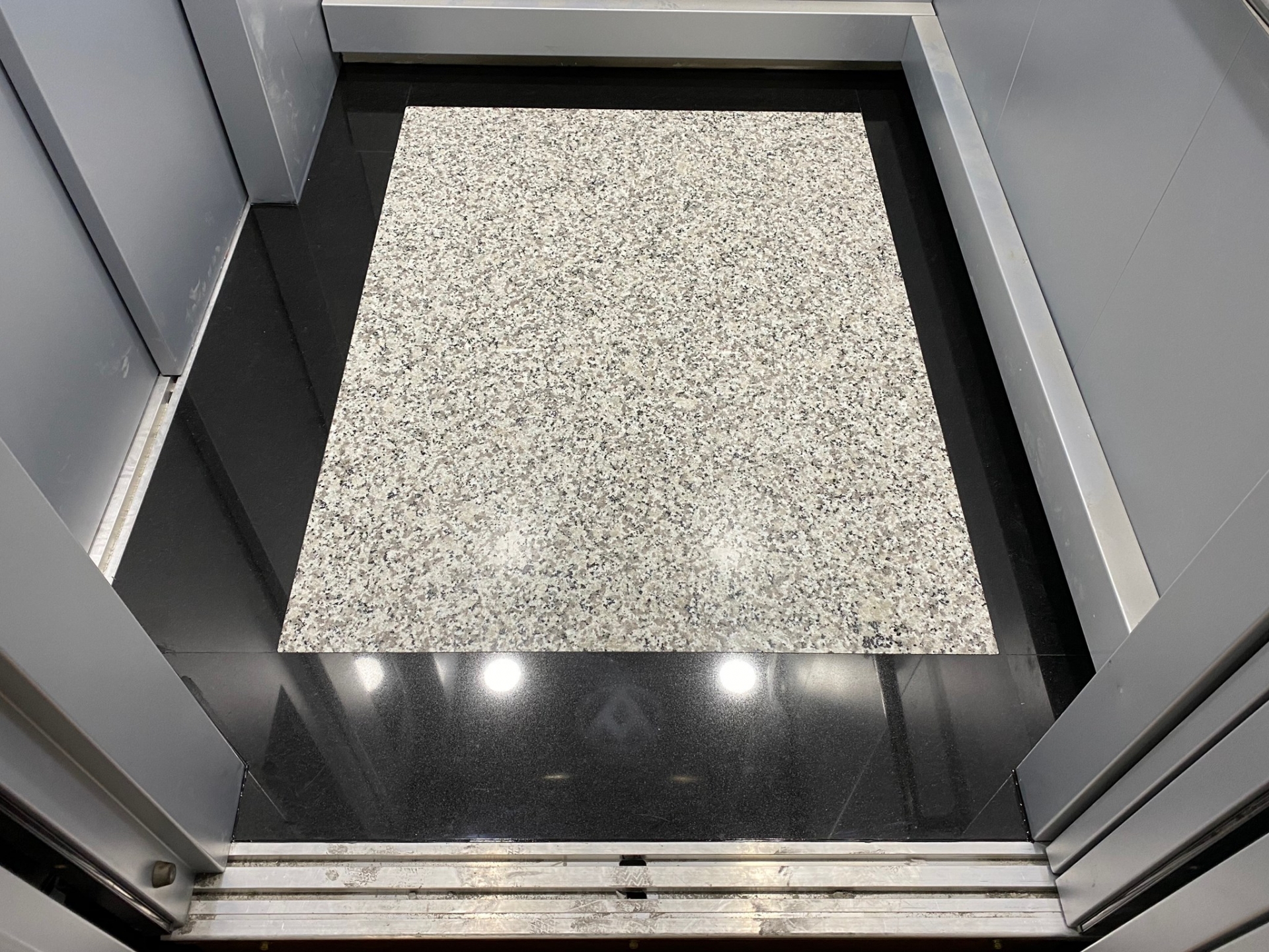 主體439+滾邊印度黑-玄關地坪