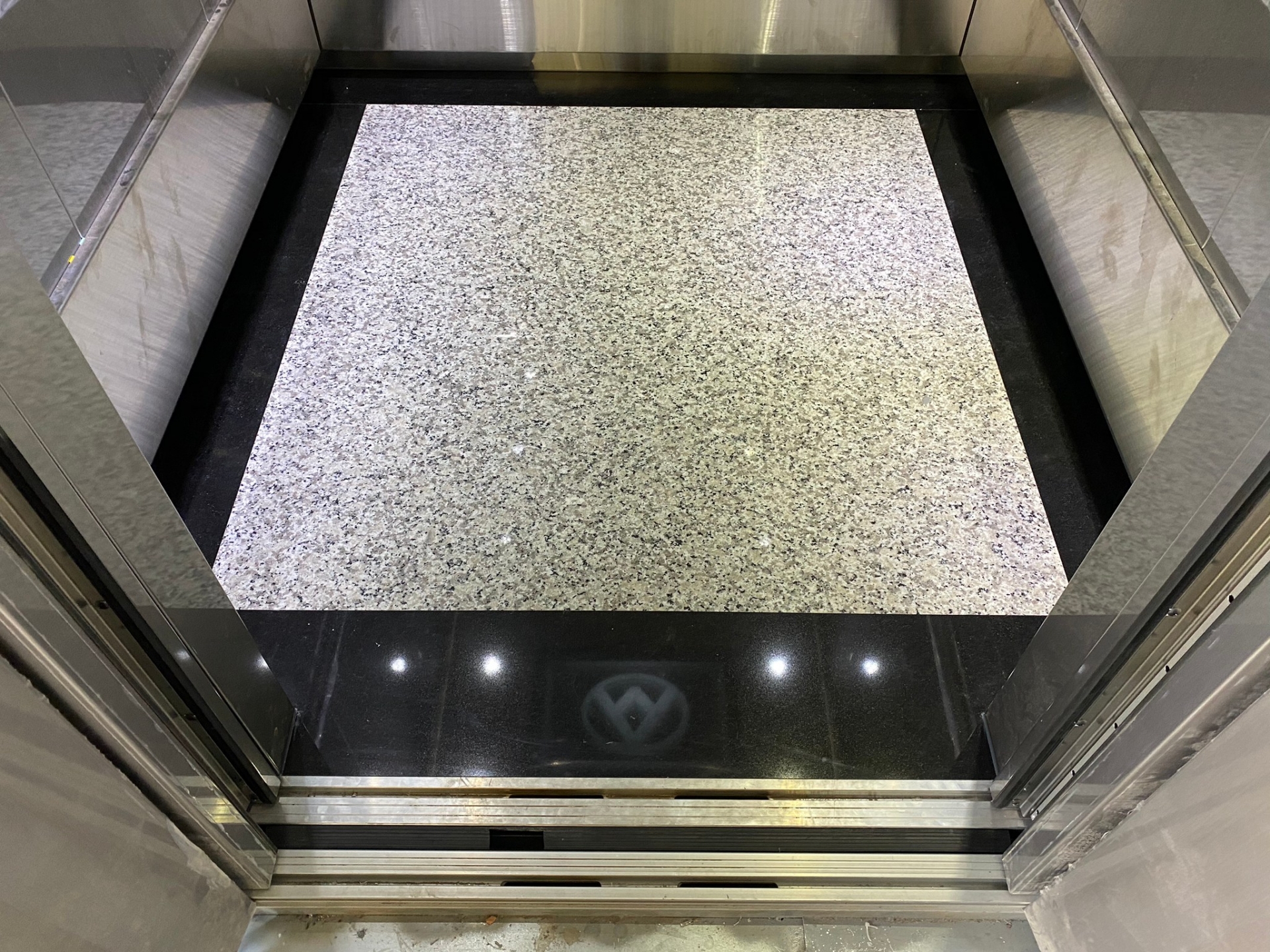 主體439+滾邊印度黑-玄關地坪