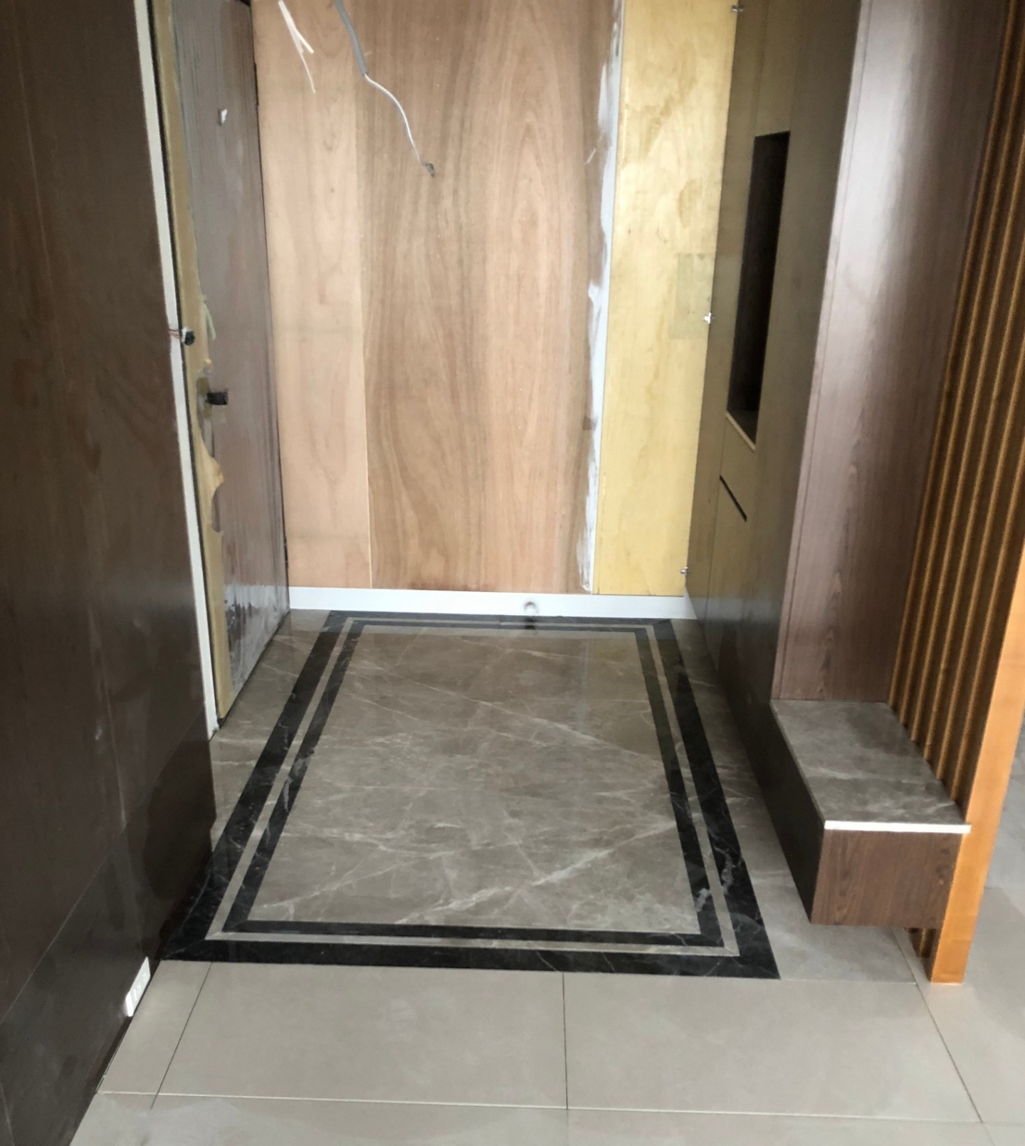 主體安格拉珍珠+滾邊黑網-玄關地坪