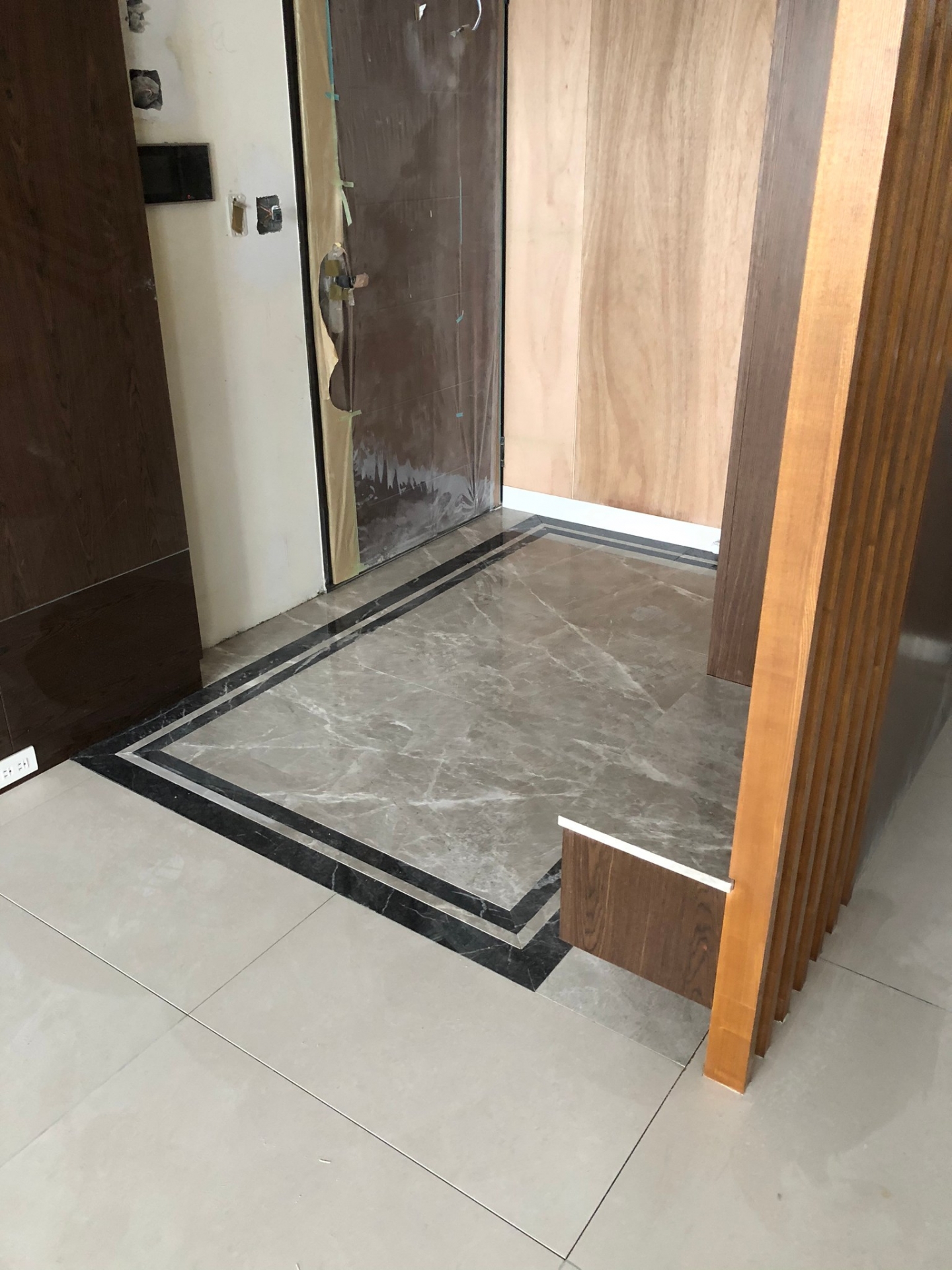 主體安格拉珍珠+滾邊黑網-玄關地坪