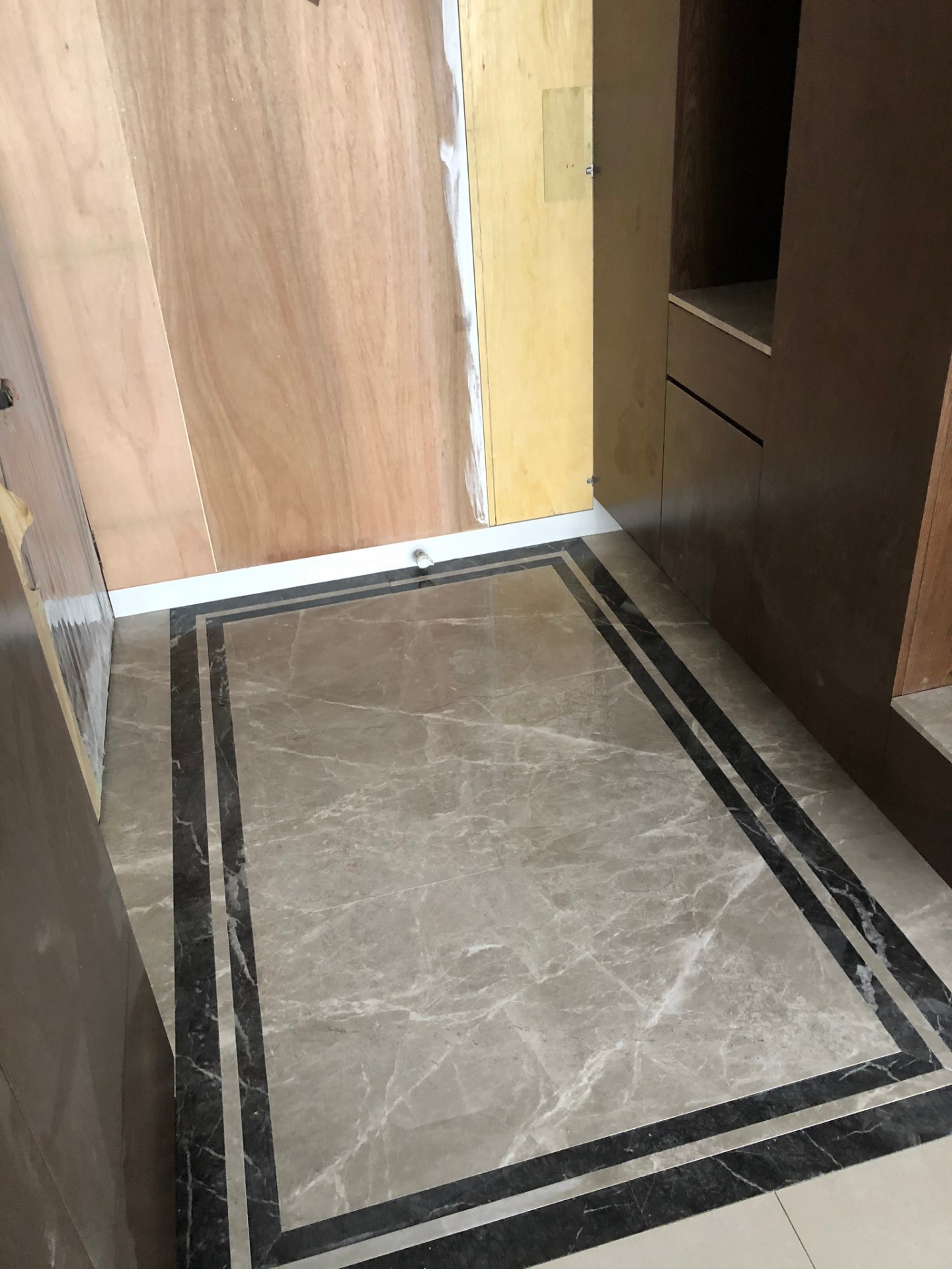 主體安格拉珍珠+滾邊黑網-玄關地坪