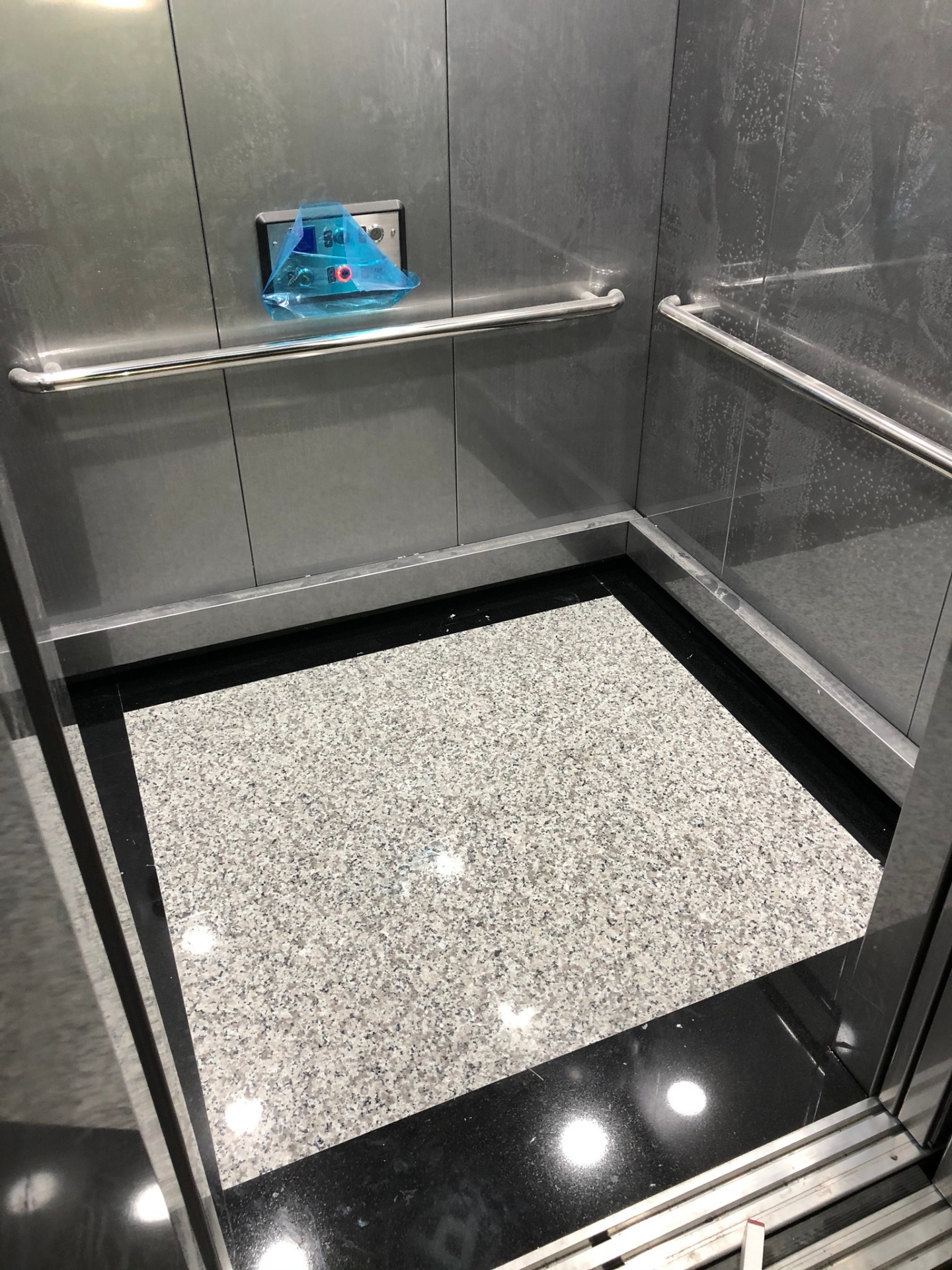 主體439+滾邊印度黑-玄關地坪