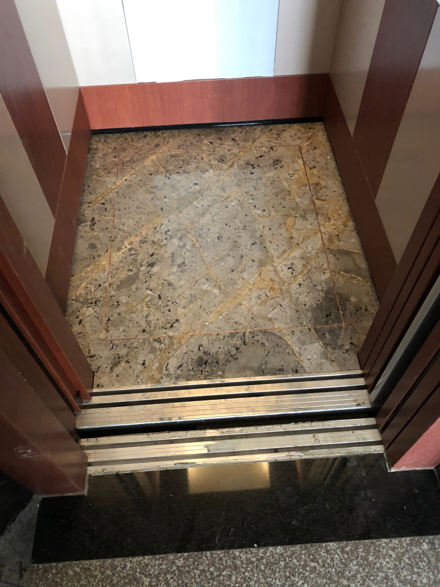 蒙特內羅+紅銅排-車廂地坪