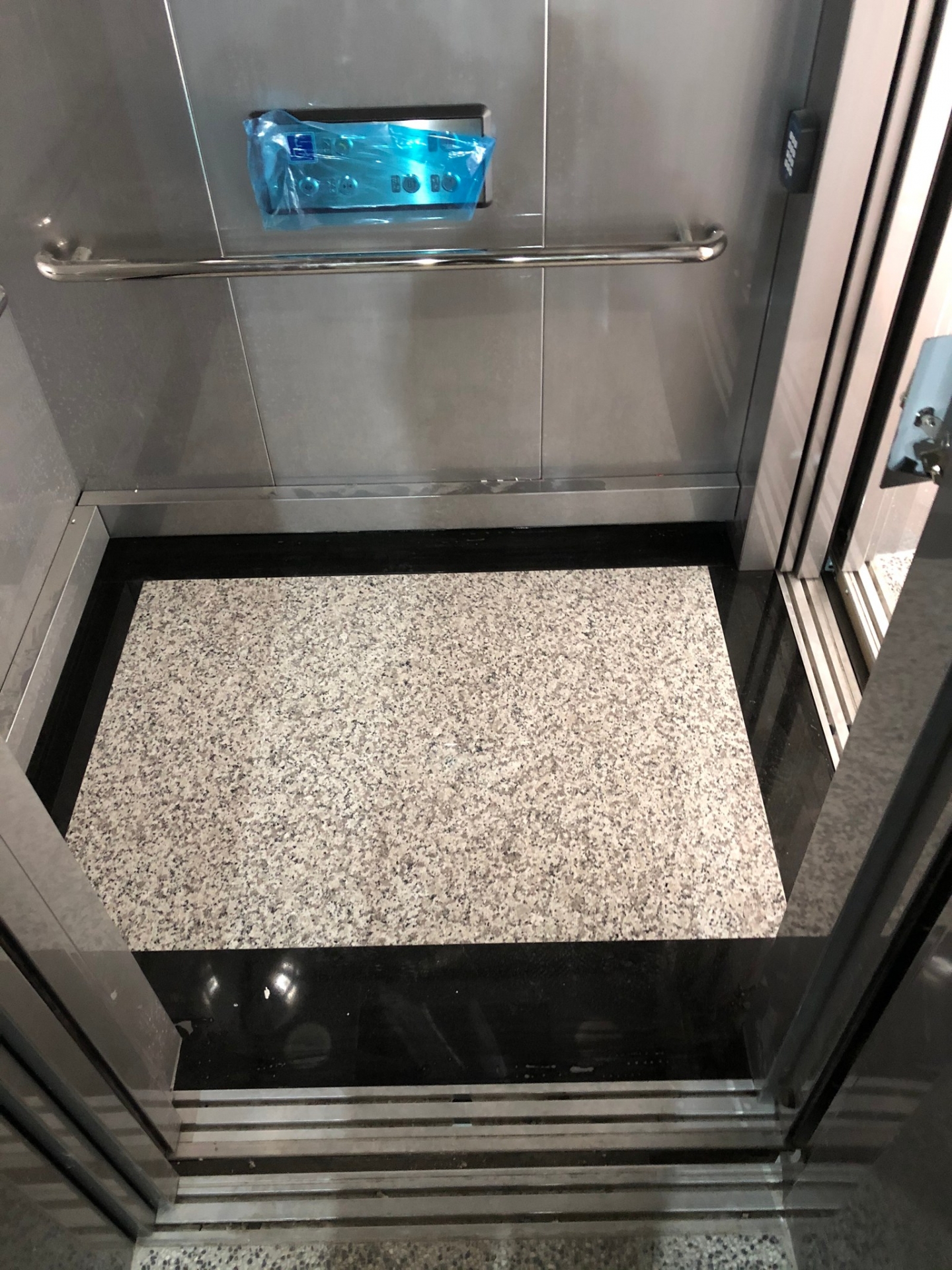 主體439+滾邊印度黑-玄關地坪