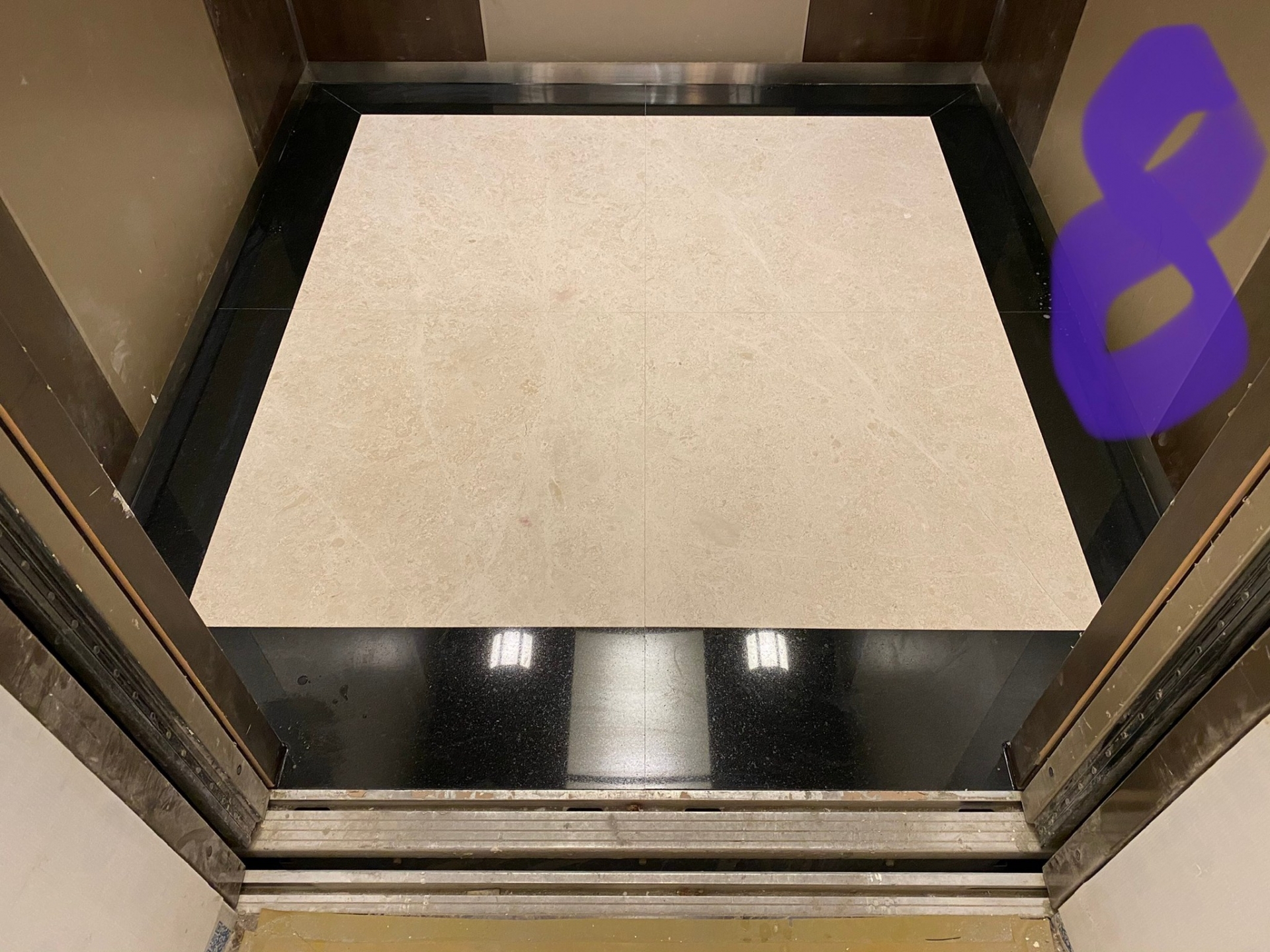 日光玫瑰+印度黑滾邊-電梯車廂