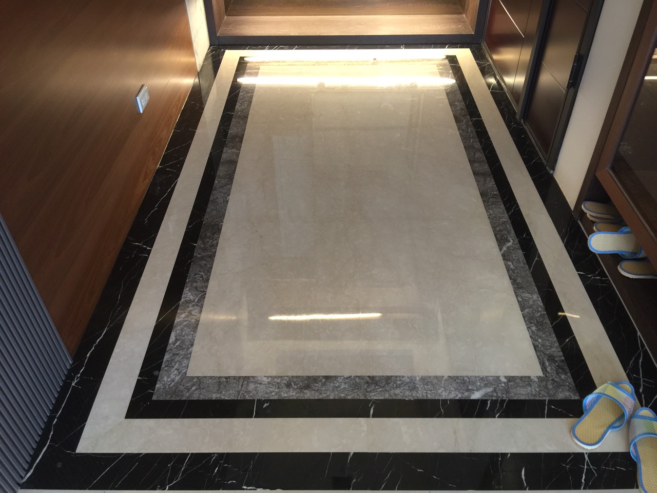 茉莉米黃+灰網+黑雲石-玄關地坪