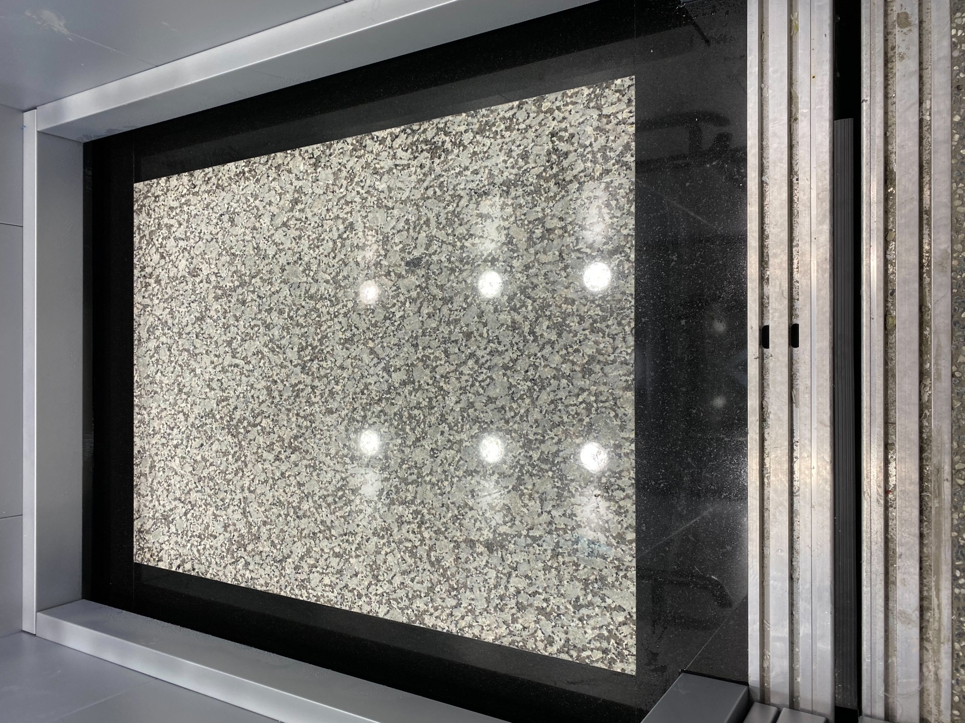 主體439+滾邊印度黑-玄關地坪