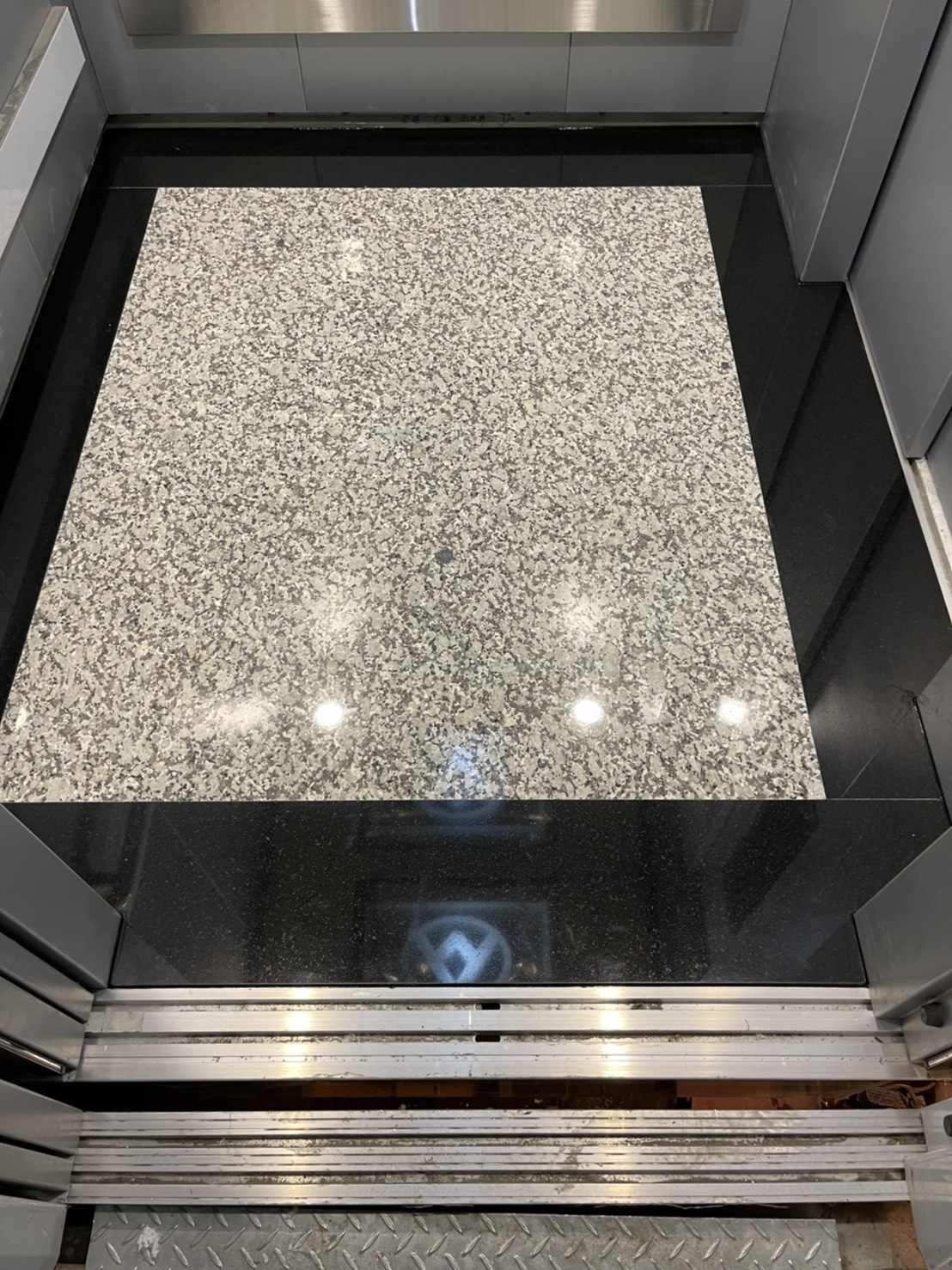 主體439+滾邊印度黑-玄關地坪