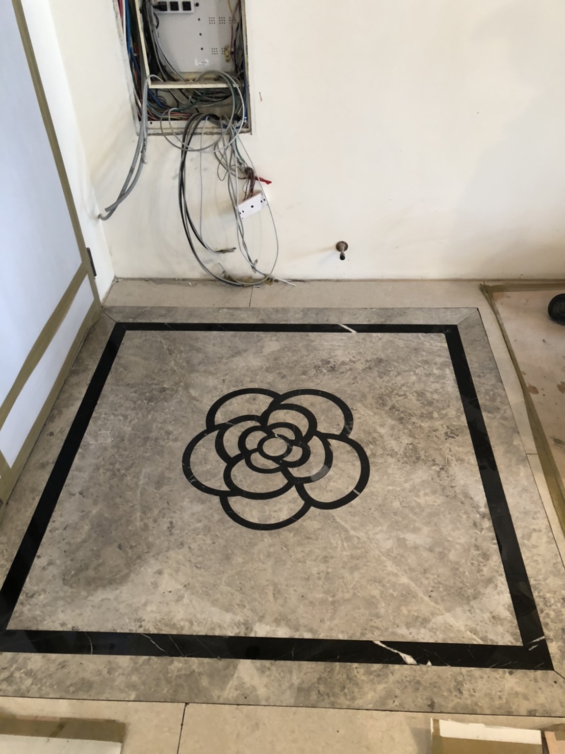 主體銀河灰+滾邊黑白根-玄關地坪