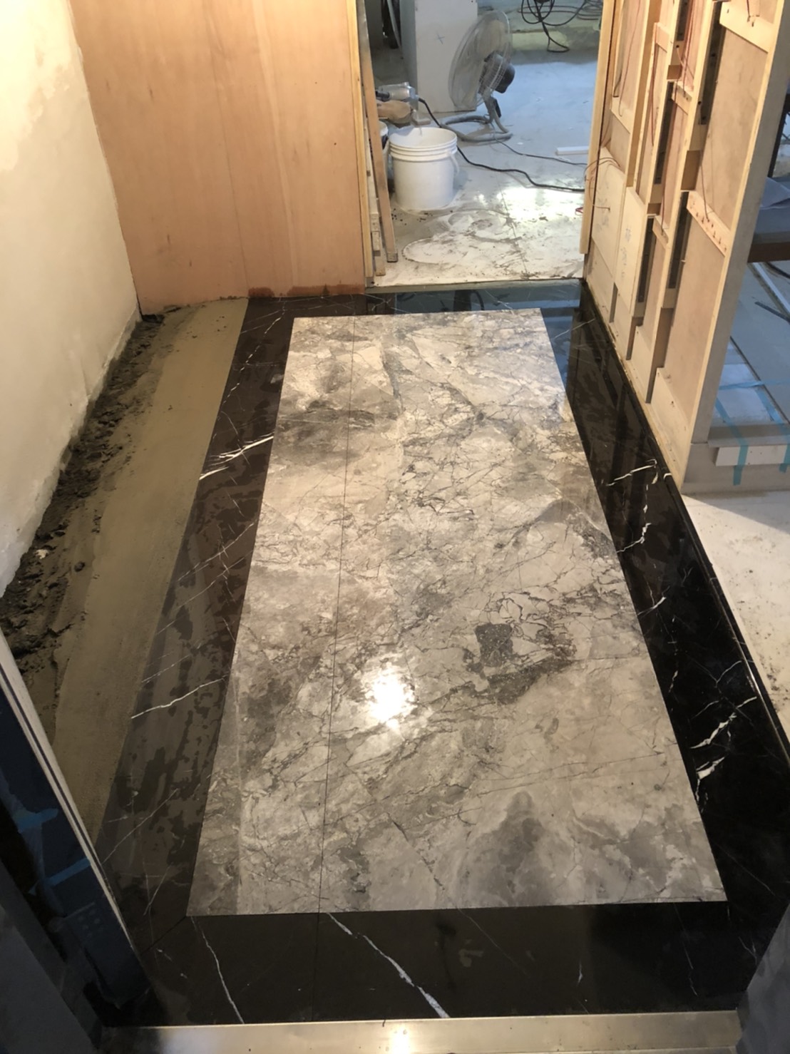 主體晨灰+滾邊黑白根-玄關地坪