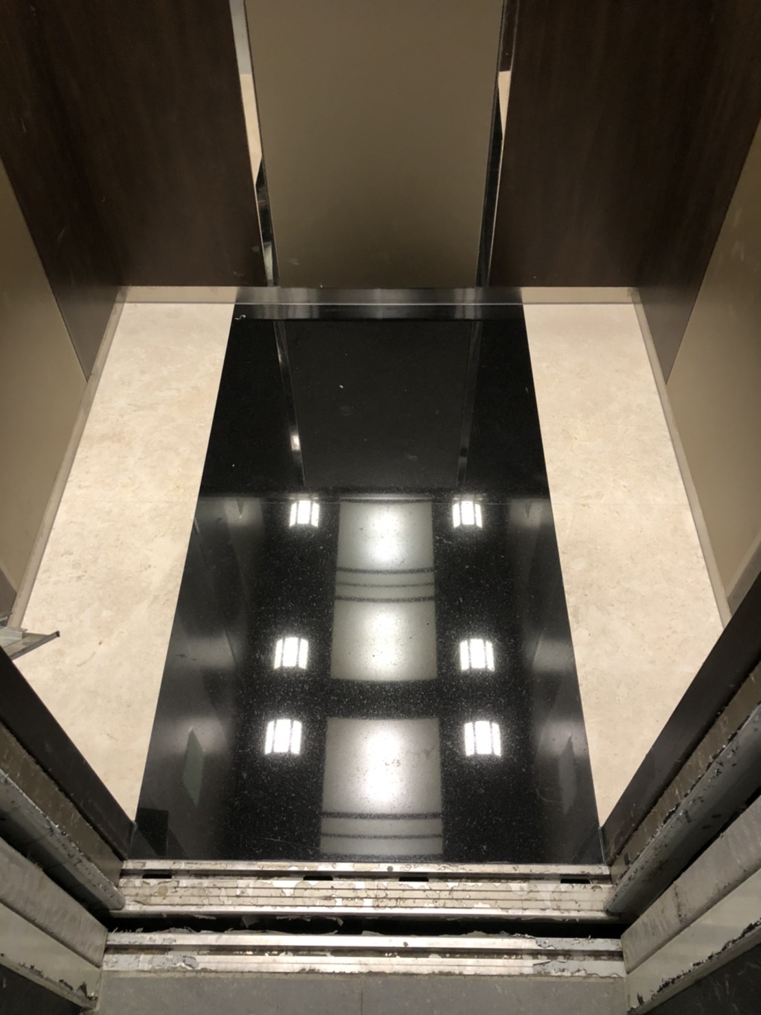 主體印度黑+滾邊日光玫瑰-電梯車廂