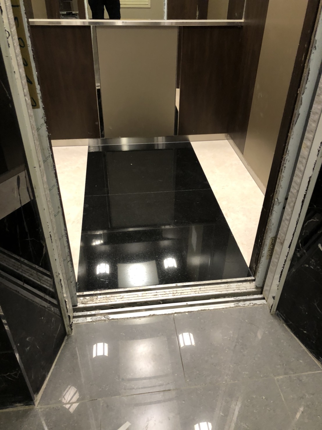 主體印度黑+滾邊日光玫瑰-電梯車廂