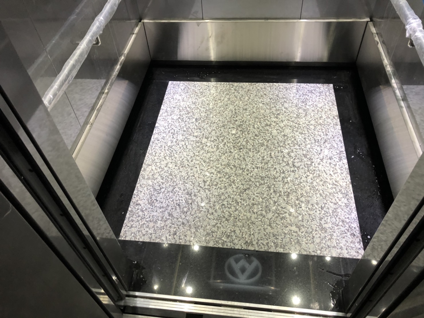 主體439+滾邊印度黑-玄關地坪