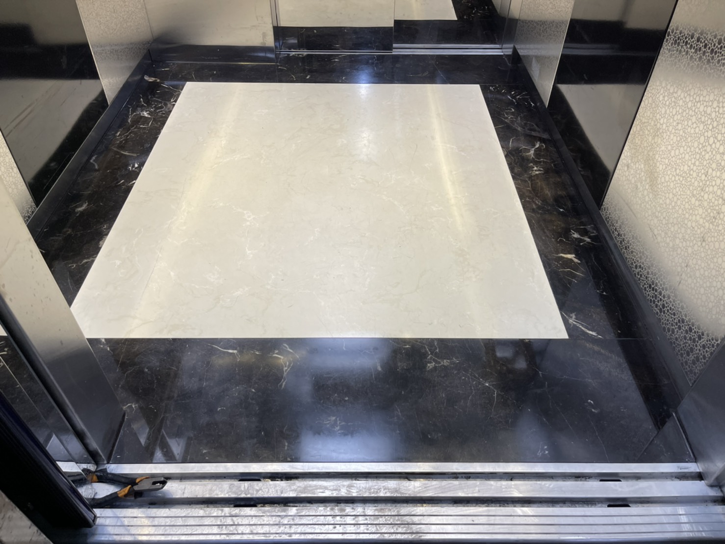 主體-路易米黃+滾邊-黑金鋒