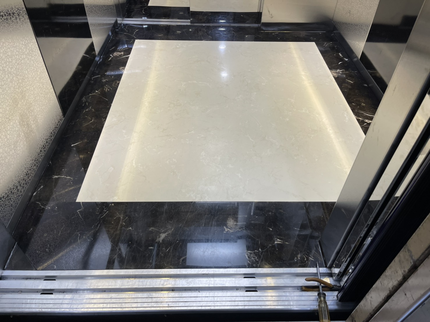 主體-路易米黃+滾邊-黑金鋒