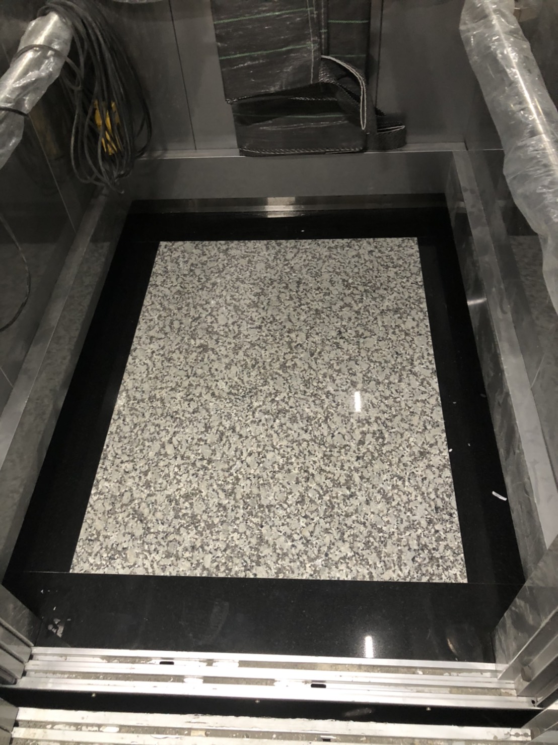 主體439+滾邊印度黑-玄關地坪