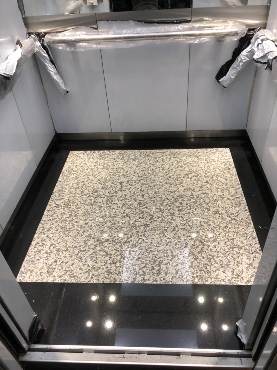 主體439+滾邊印度黑-玄關地坪