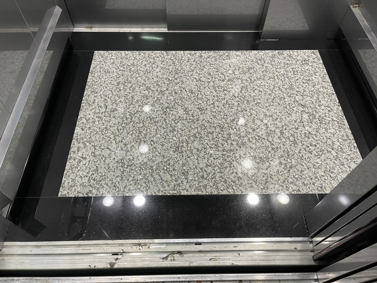 主體439+滾邊印度黑=車廂地坪