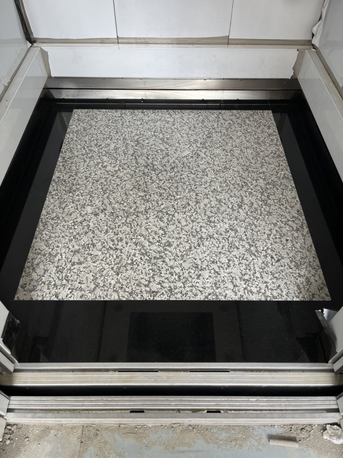 主體439+滾邊印度黑=車廂地坪