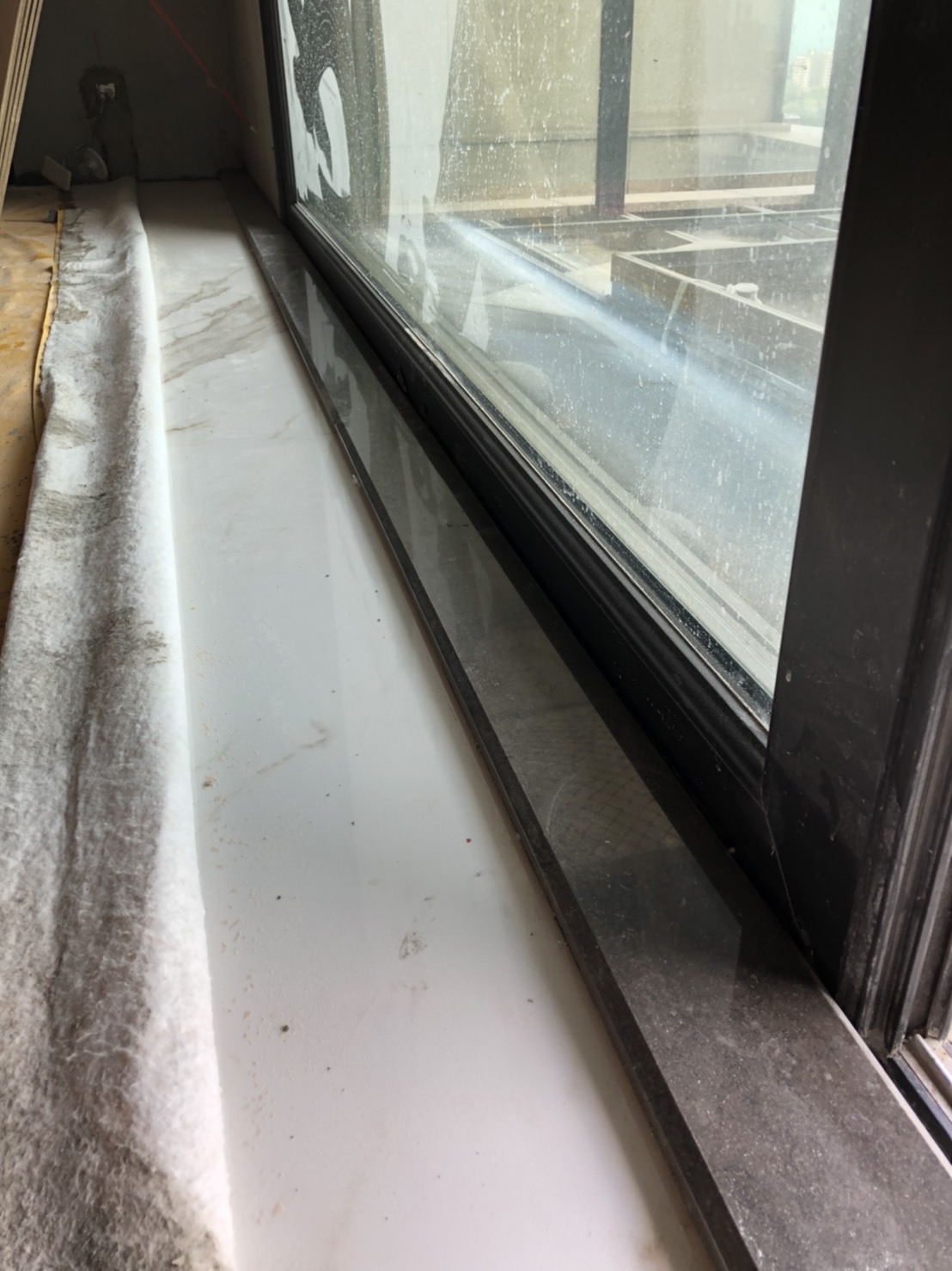 冰晶白玉+黑雲石=玄關地坪