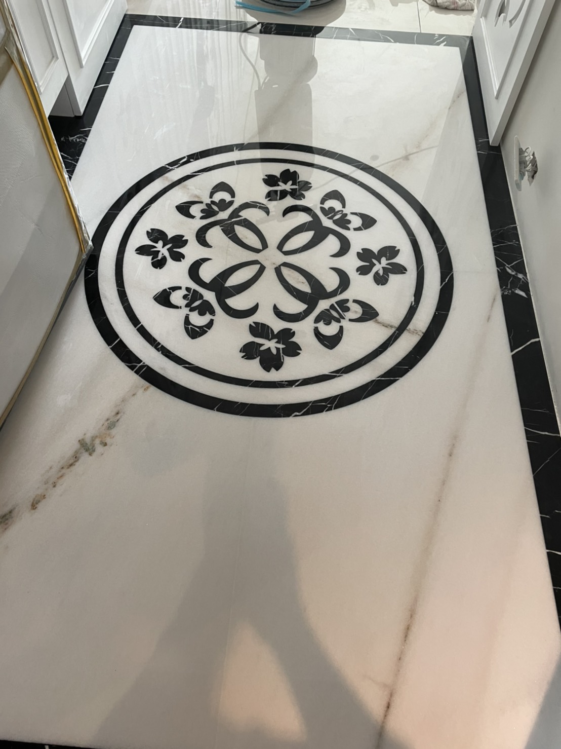 冰晶白玉+黑雲石=玄關地坪