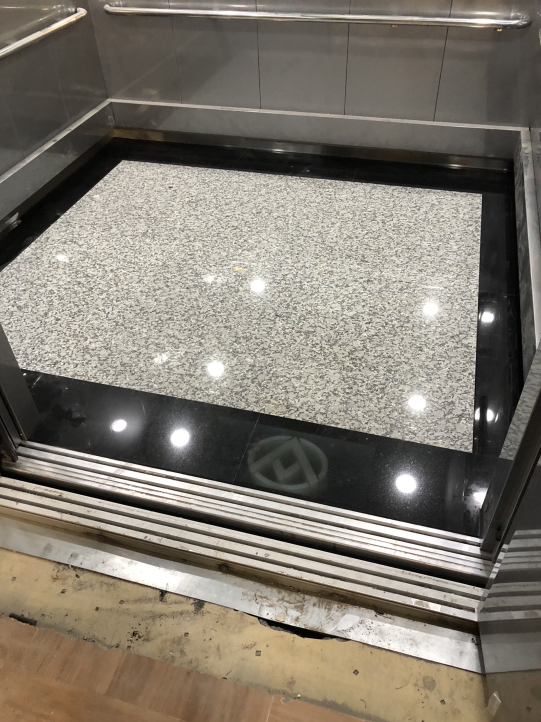 主體439+滾邊印度黑=車廂地坪