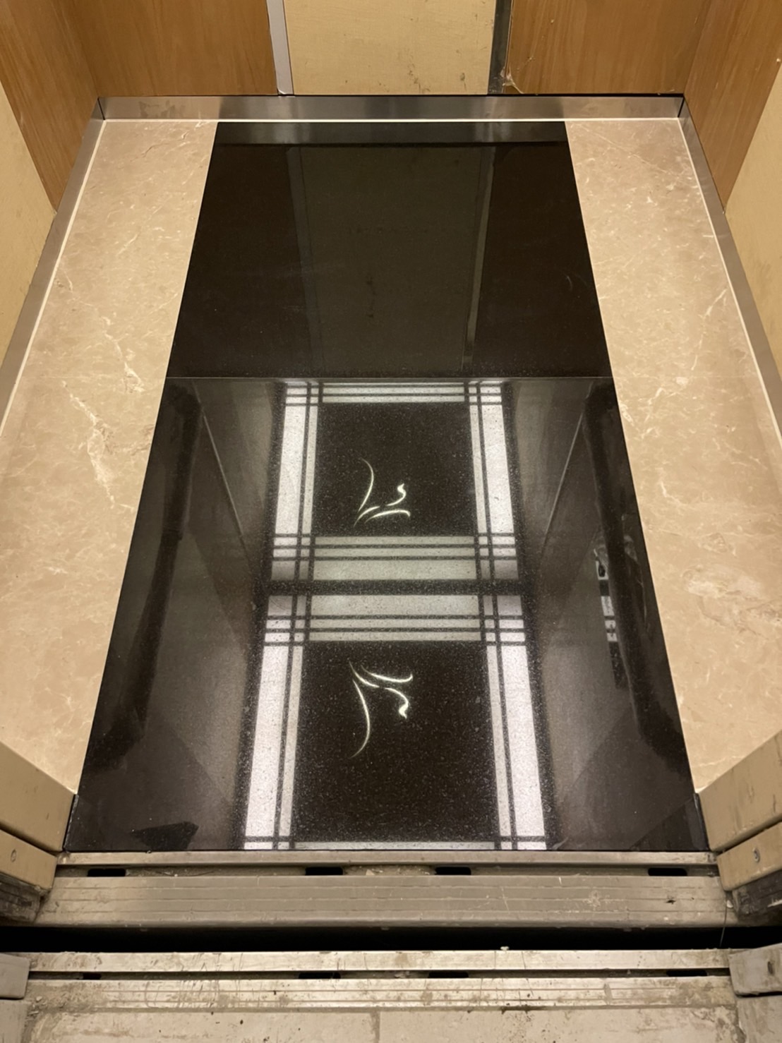 主體印度黑+滾邊香檳金=車廂地坪