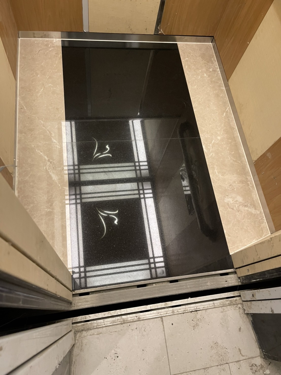 主體印度黑+滾邊香檳金=車廂地坪