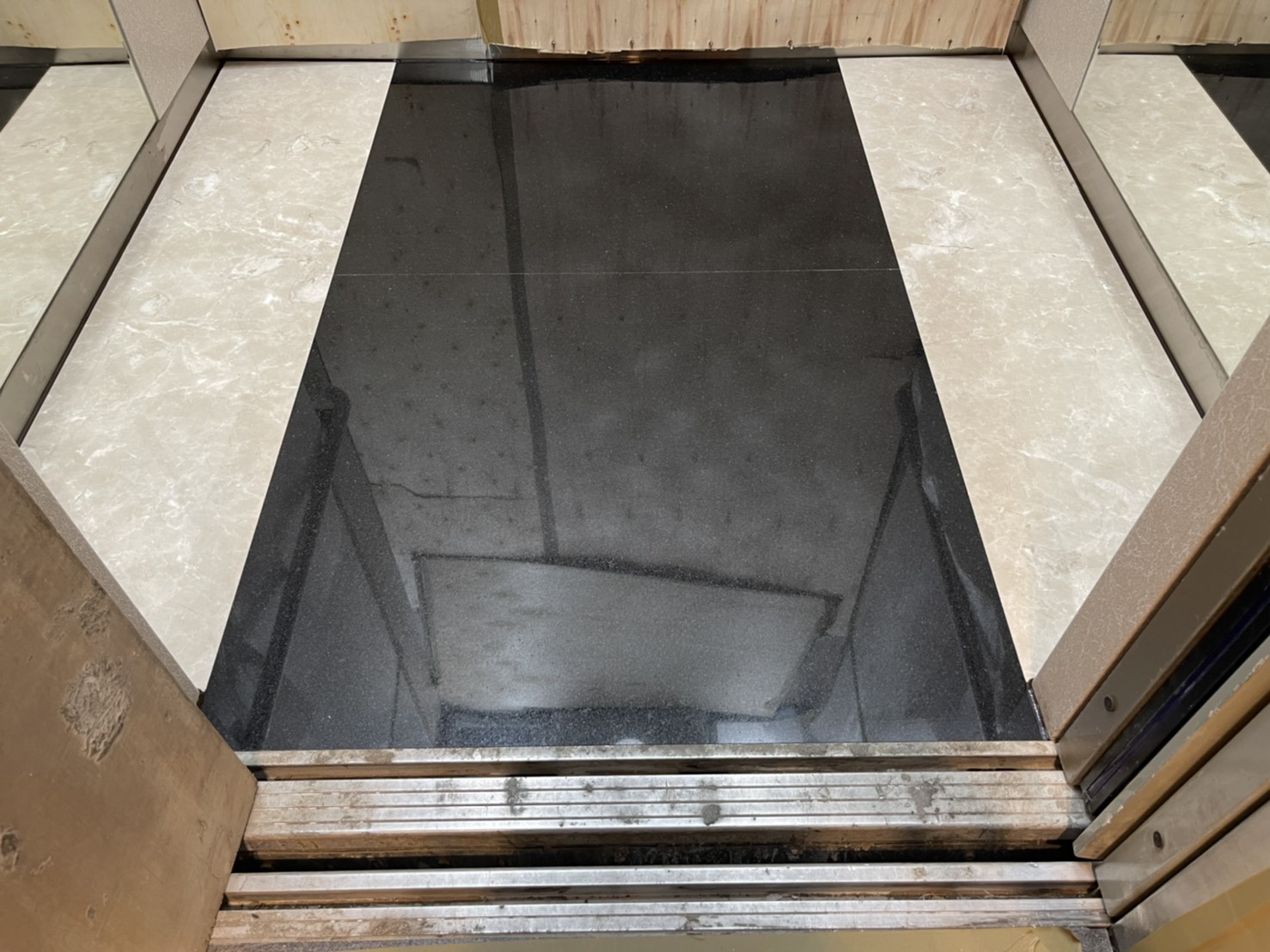 車廂主體印度黑+滾邊香檳金