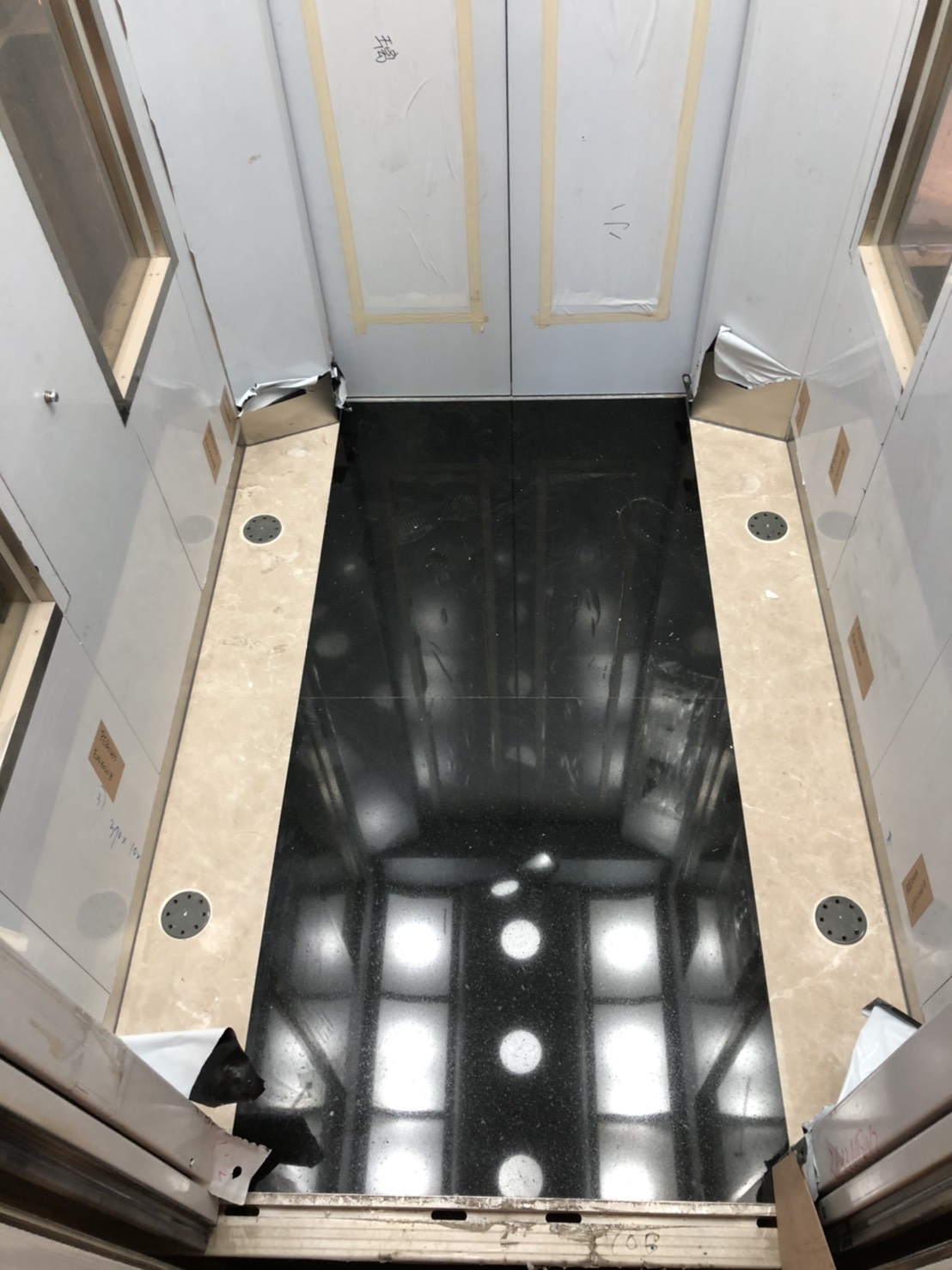 車廂主體印度黑+滾邊香檳金