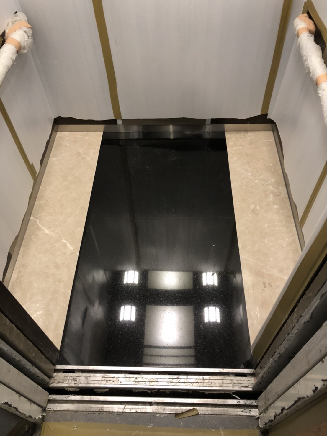 車廂主體印度黑+滾邊香檳金