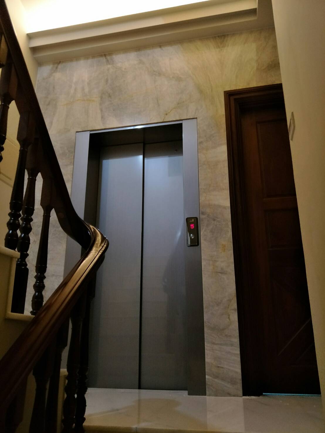 緬甸玉-電梯框牆面