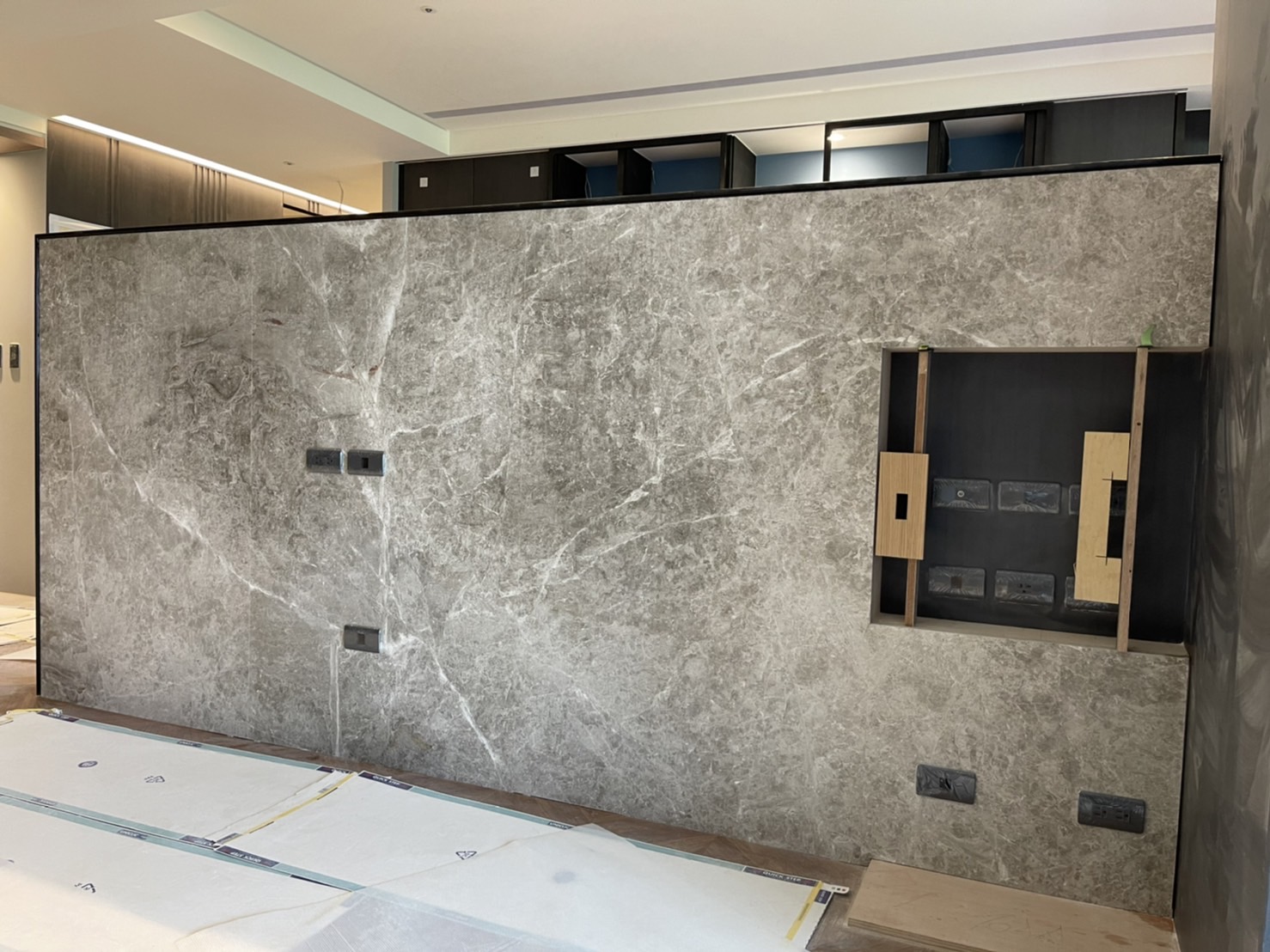 布羅克灰仿古面-電視牆