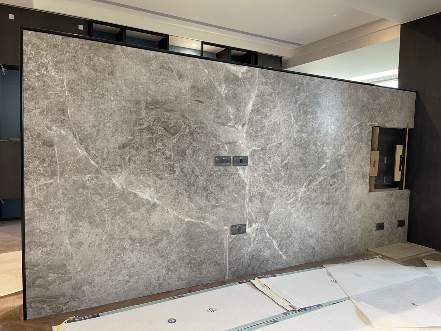 布羅克灰仿古面-電視牆