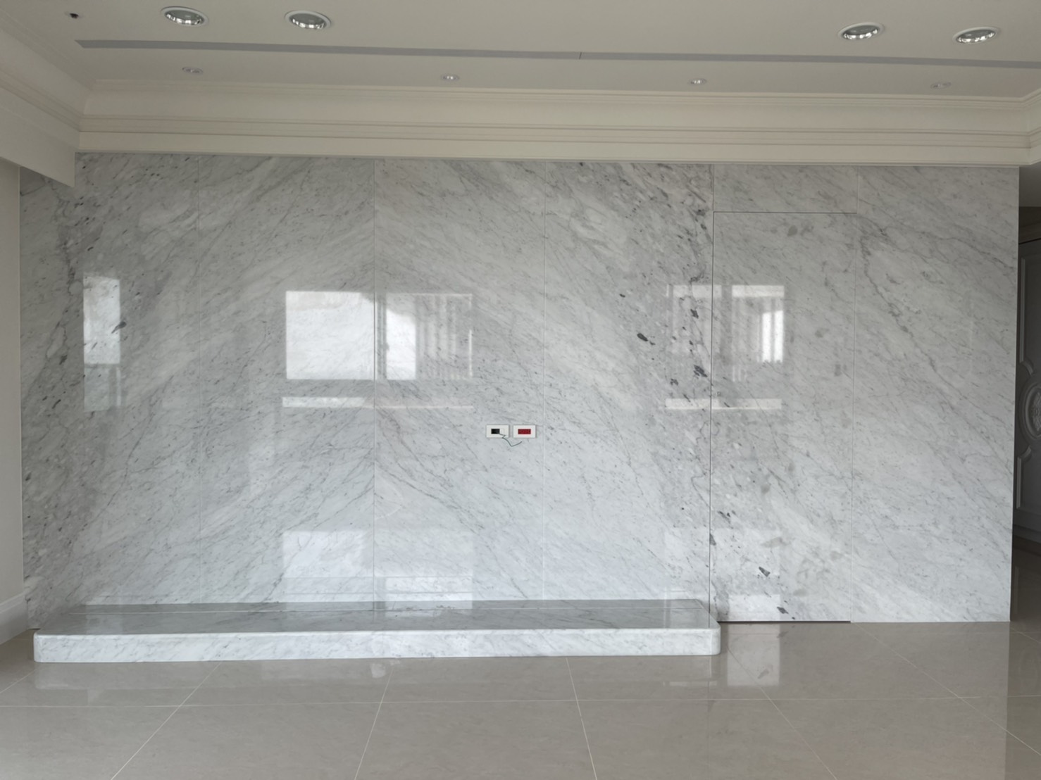 卡拉拉白-電視牆