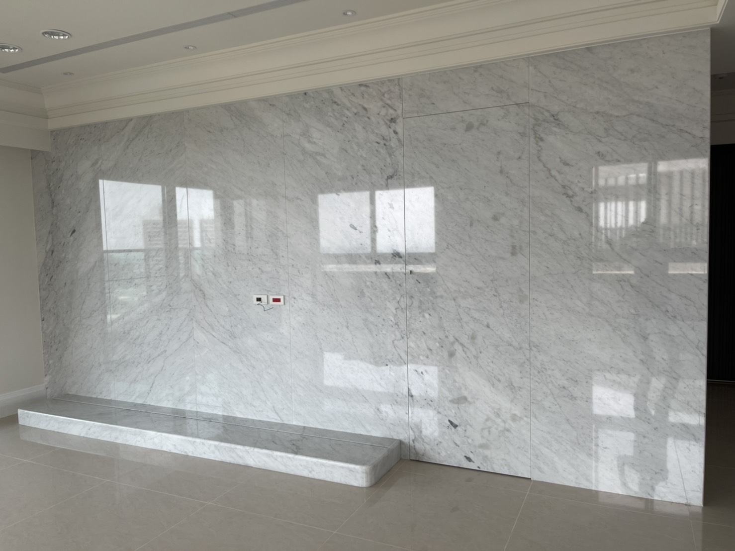 卡拉拉白-電視牆